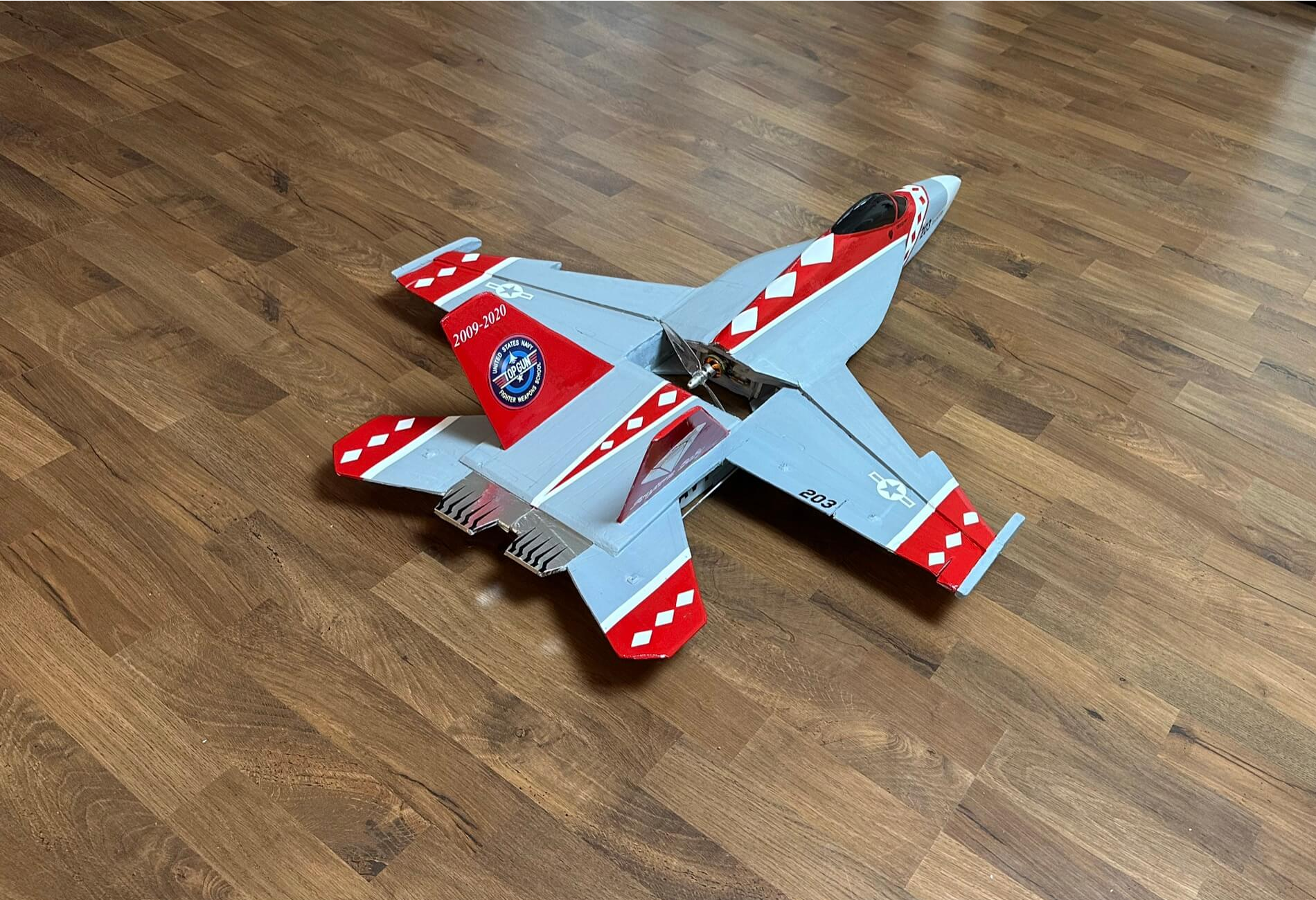 Die Leitwerke der F-18 sind etwas schmaler F-18 Red Diamond oder besser gesagt: Blood Diamonds 2