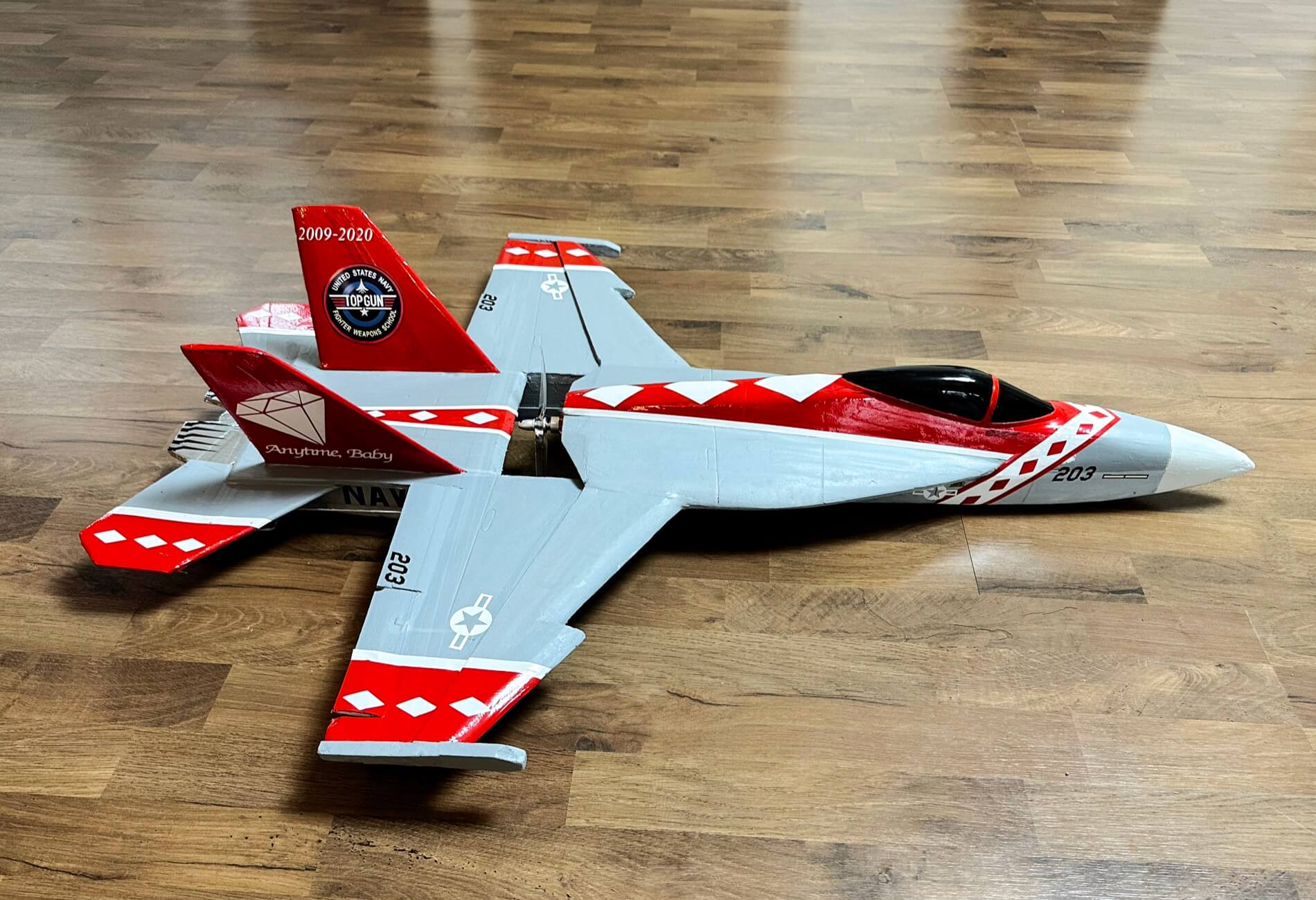 Die F-18 als Prototyp fliegt nach diesem Sommer so gut, dass ich sie behalten habe. Die Lackierung leht sich an die Blood Diamonds Staffel an. Hoffentlich endet es besser als beim letzten Mal. Warum ? Ich verrate es Dir im Premiumbereich. F-18 Prototyp in der Red Diamonds Lackierung