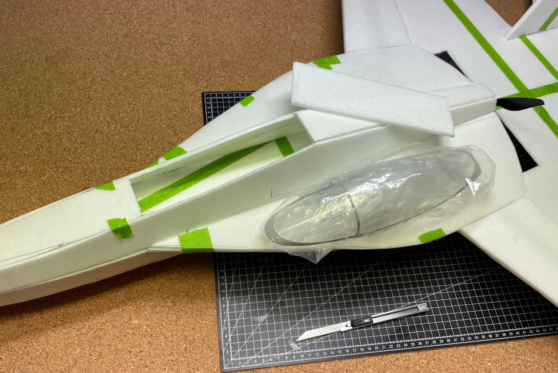 Um die fertige Kabinenhaube zu verkleben, musste das Cockpit zunächst verschlossen werden. Entscheidest Du Dich für die Depron-Variante, so kann die Kabinenhaube auch direkt abnehmbar gestaltet werden (als Beispiel soll hier die F-14 Jolly Rogers dienen. Schau einfach mal in den Baubericht.) Die fertige Kabinenhaube eines F18 von Freewing. Man muss ja nicht alles selber bauen.