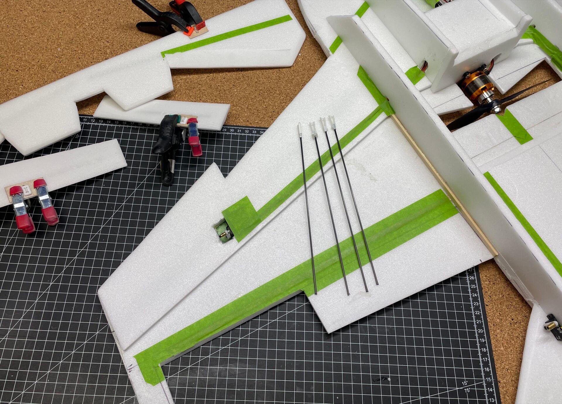 Vorgefertigte Gestänge aus 2mm Carbonstangen mit aufgeklebtem Kunststoffgabelkopf. Die Anlenkgestänge werden montiert.