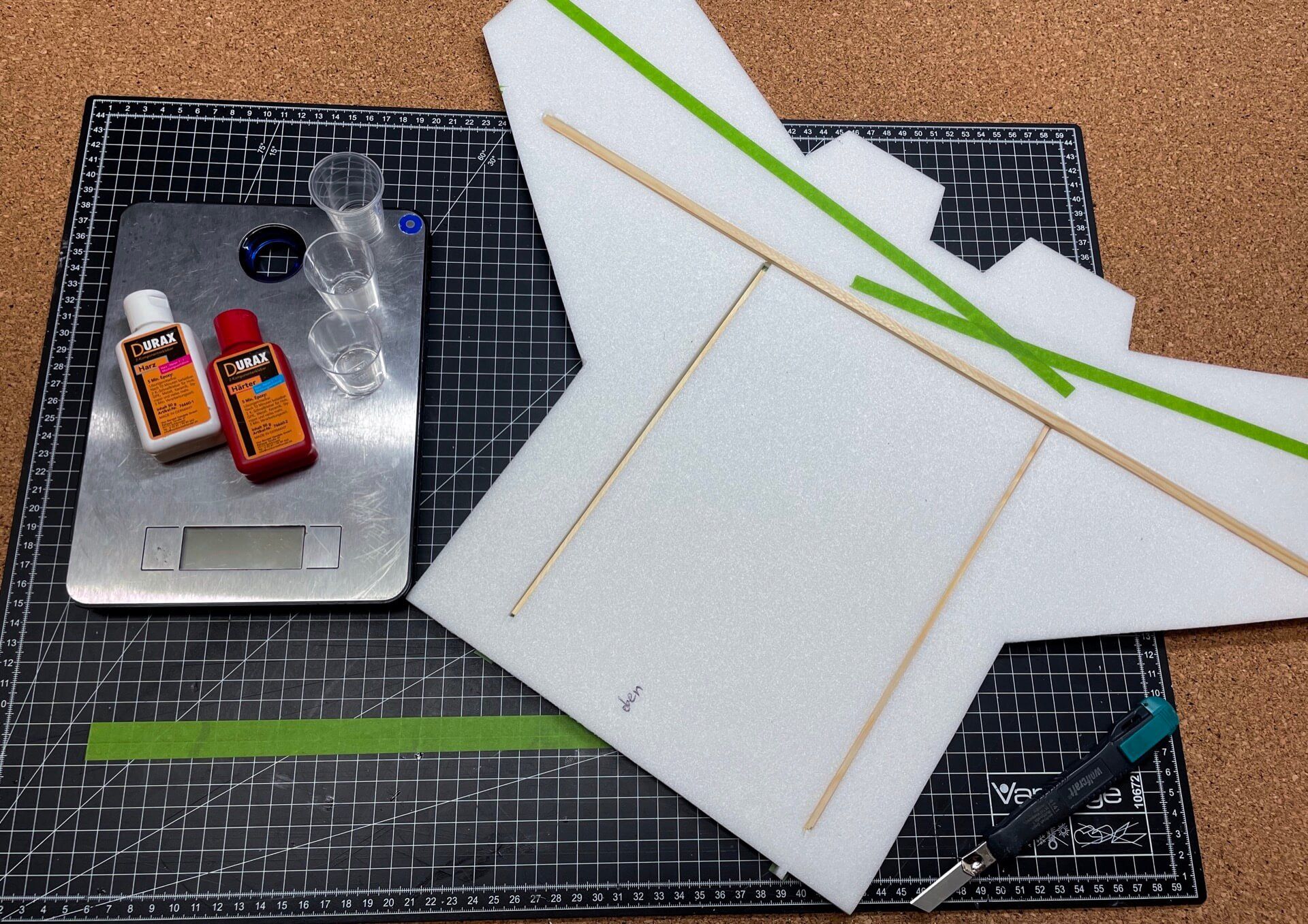 Die Leitwerksplatte wurde mit Kiefernholzleisten stabilisiert. Den dazu notwendigen 5Minuten Epoxidkleber musst Du im exakten 1:1 Verhältnis mischen - daher nutze ich die Küchenwaage. Stabilisierung der Leitwerksplatte.