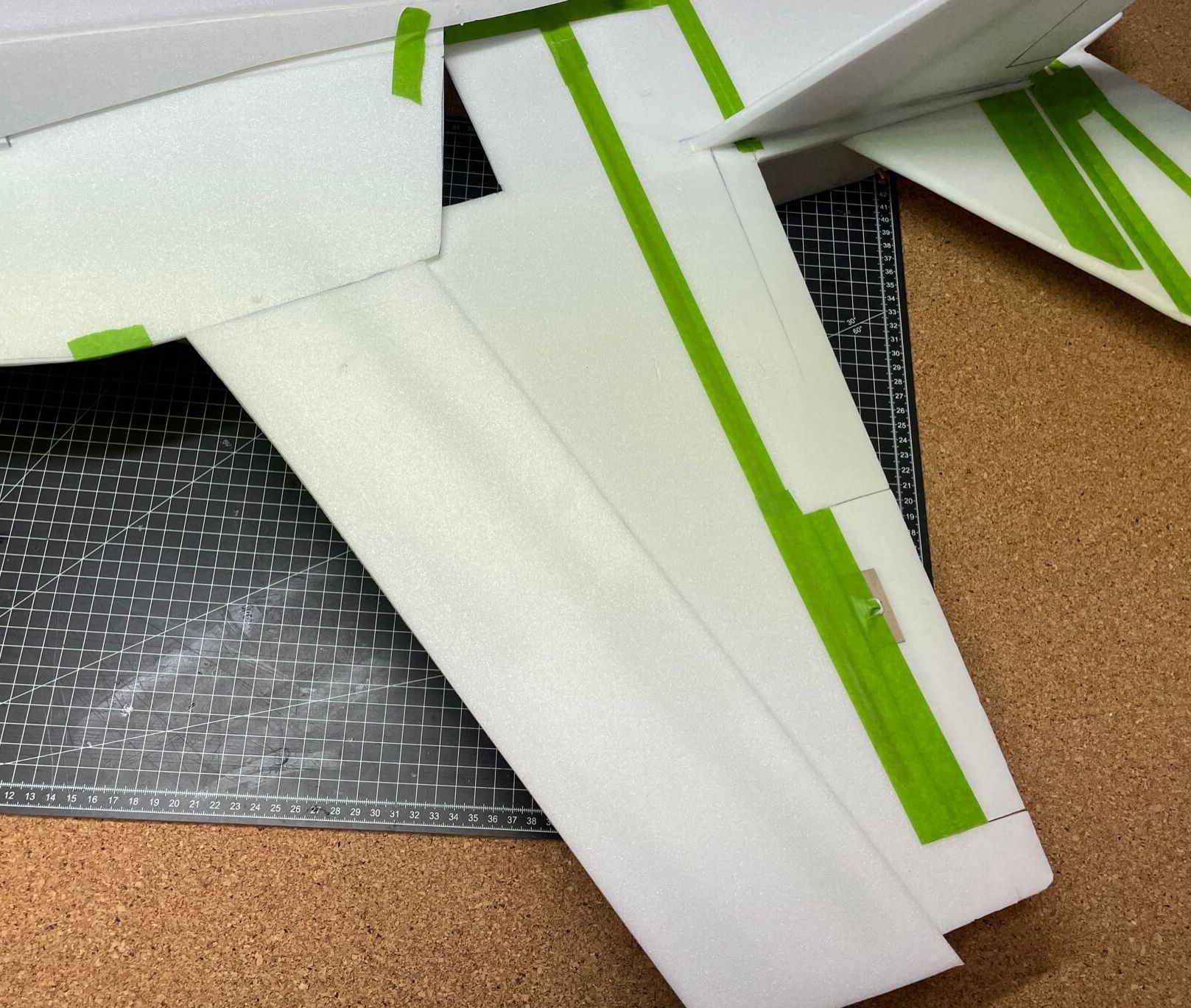 Ein absoluter Schwachpunkt, den ich unterschätzt habe, ist der Übergang zu den LEX (Rumpfrücken). Diesen solltest Du unbedingt gut verkleben, mit Glasfaserband sichern und anschließend mit Frog-Tape (wegen der Lackierung) abdecken. Ansonnsten kann es zur Instabilität der Tragfläche und optisch unschönen Rissen in der Farbschicht kommen. Aufkleben der KF-Profile