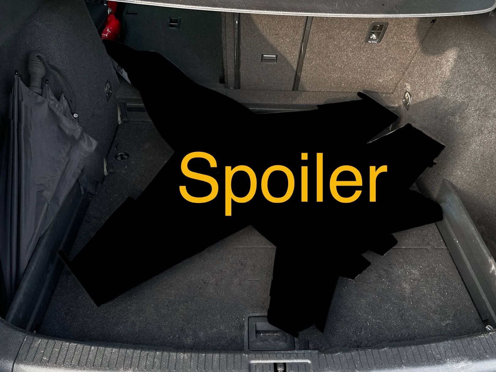 Die F-18 im Kofferaum meines Familienautof, ein Golf 7 Kombi.