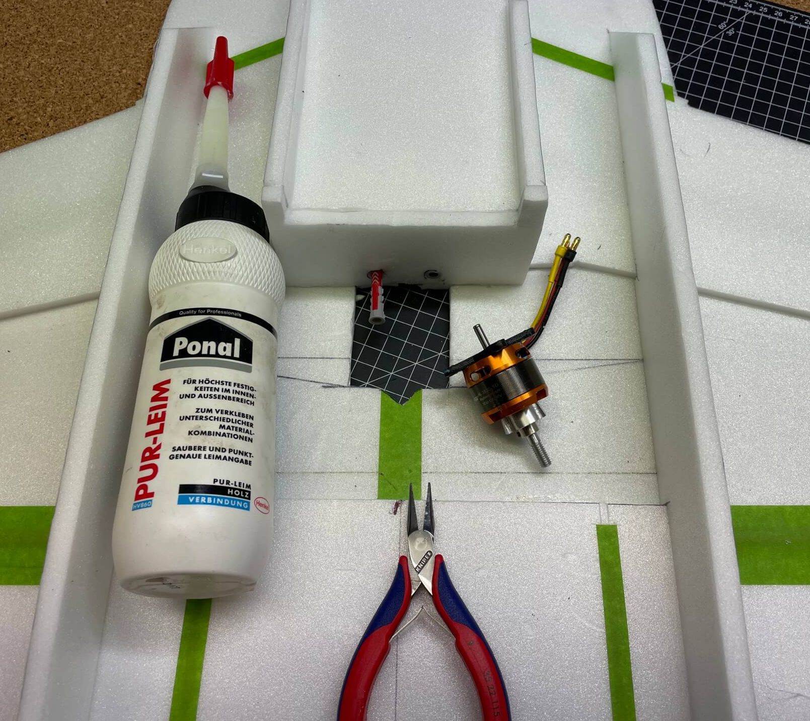 Der Motor wird einfach mit Schrauben un Dübeln im Depron verklebt. Anstatt PUR Kleber kannst Du auch Epoxy nutzen. Befestigung des Motors im Depron.