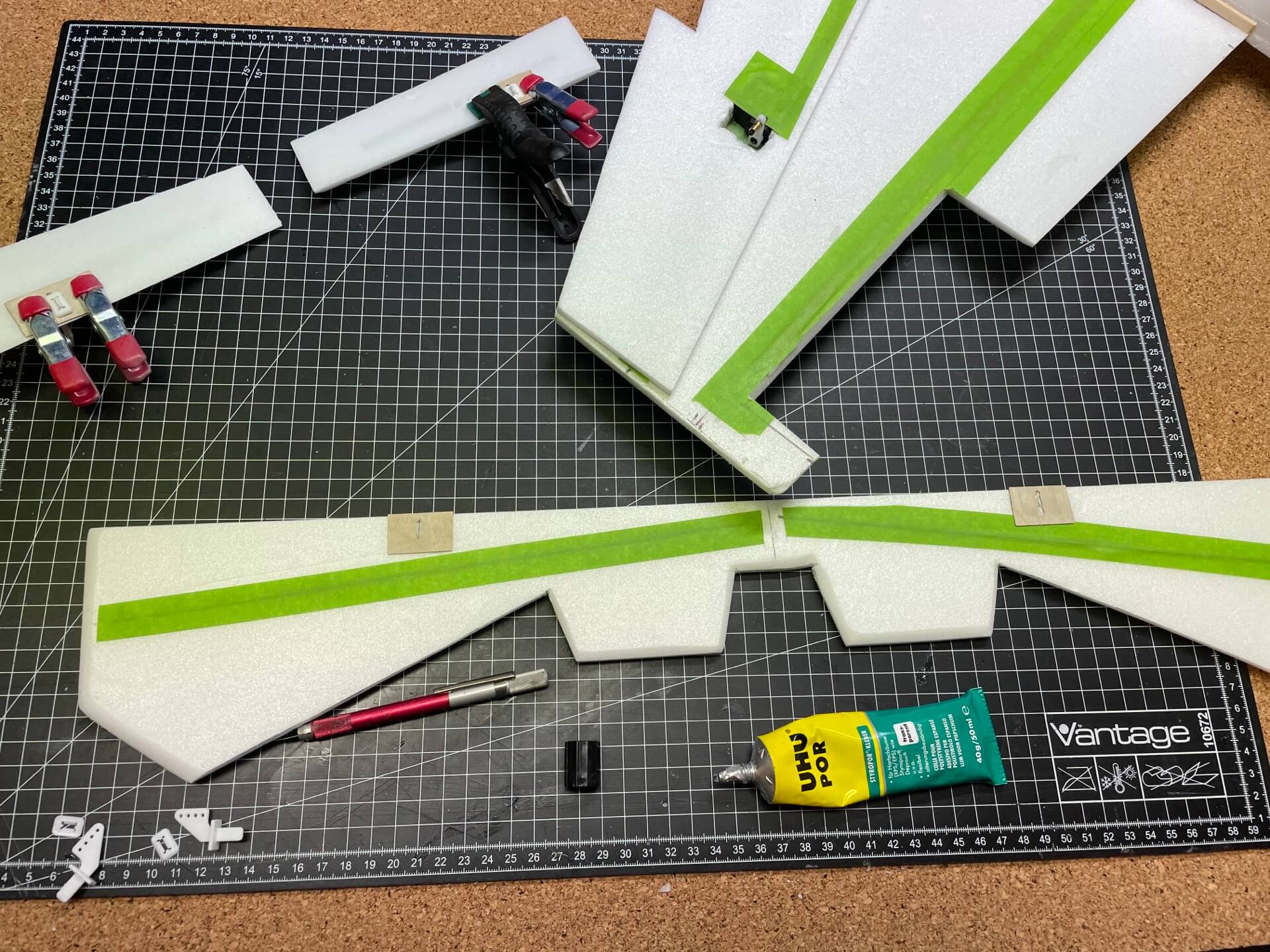 Ruderhörner werden auf klassische Art eingeklebt. Allerdings bietet die 9mm Ruderfläche ungeahnte Herausforderungen und es musst etwas improvisiert werden. Verkleben der Ruderhörner und anlenkpunkte.