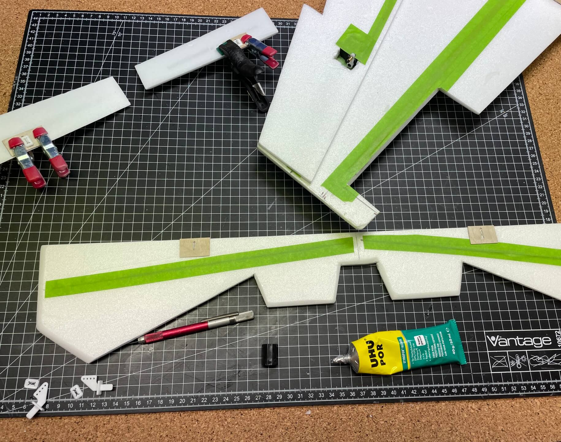 Wenn noch nicht geschehen, musst Du nun die Ruderhörner einkleben. Montage der Ruderhörner mit Sperholz und Epoxy.