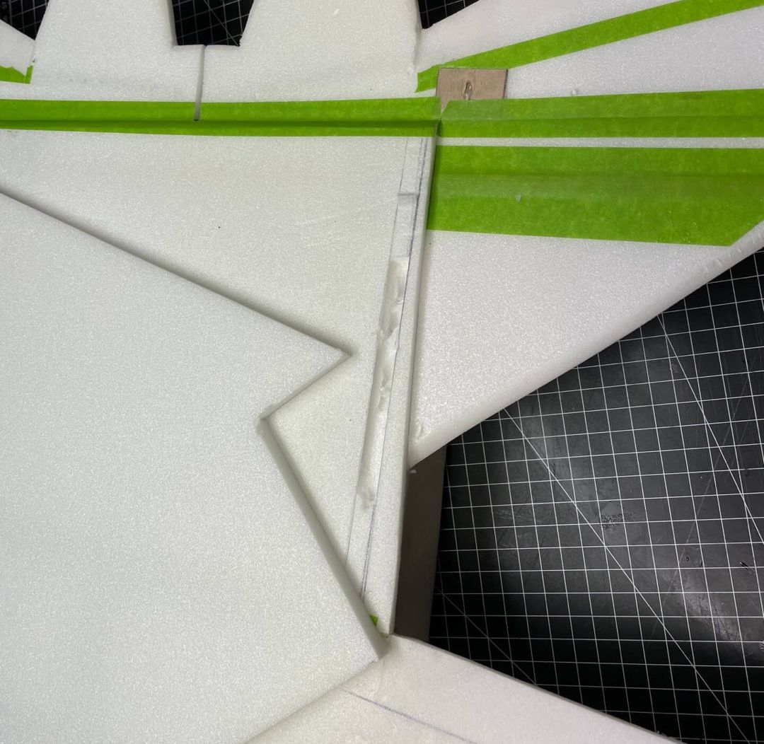 Du siehst hier sehr gut die ganz leichte Schrägstellung (V-Form) der Leitwerke. Diese Technik verhilft zu einer Art Spurtreue und ist eines der Markenzeichen der Depronjets. Ausschnitte fuer die Seitenleitwerke