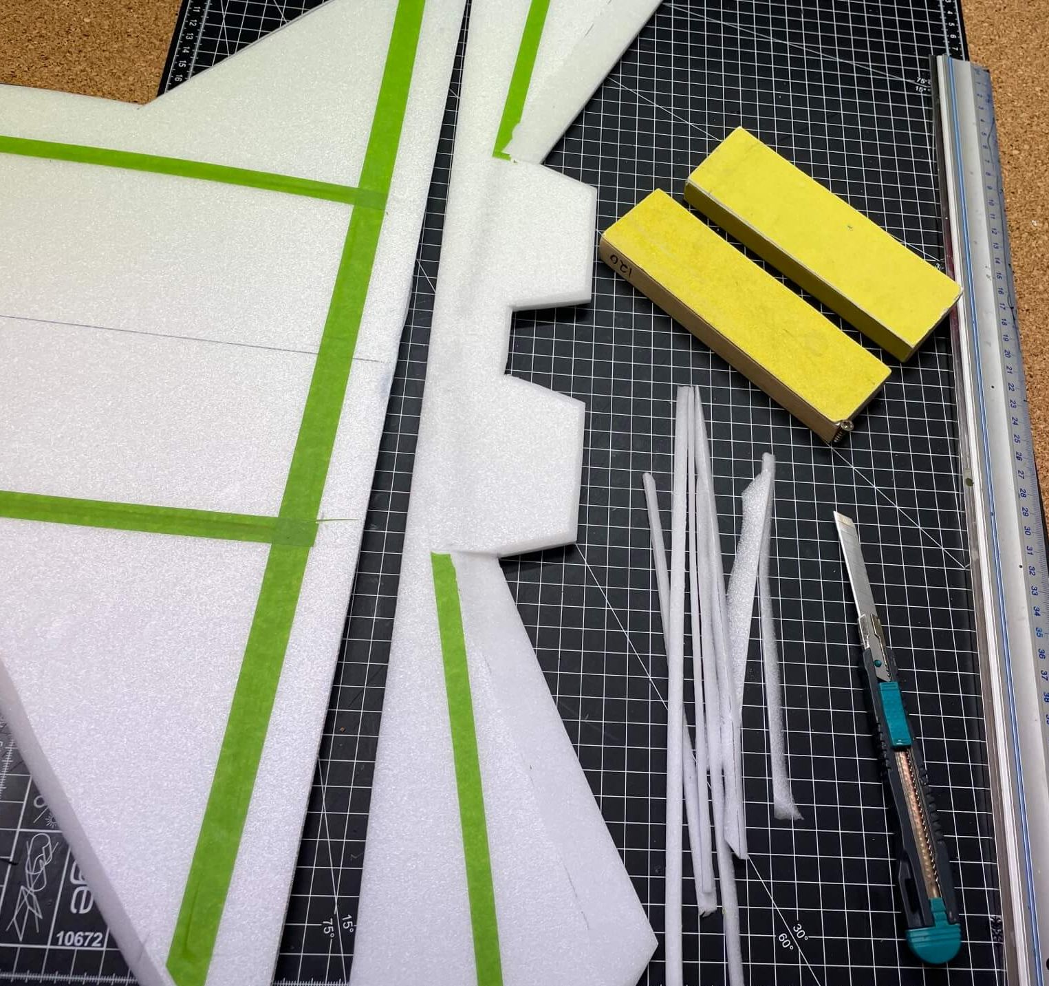 Die Ruderflächen werden auf der Oberseite im hinteren Drittel angeschrägt und verschliffen. Dies soll ein Tragflächenprofil immitieren und den Luftwiderstand durch Verwirbelungen reduzieren. Anschrägen der Ruderflächen