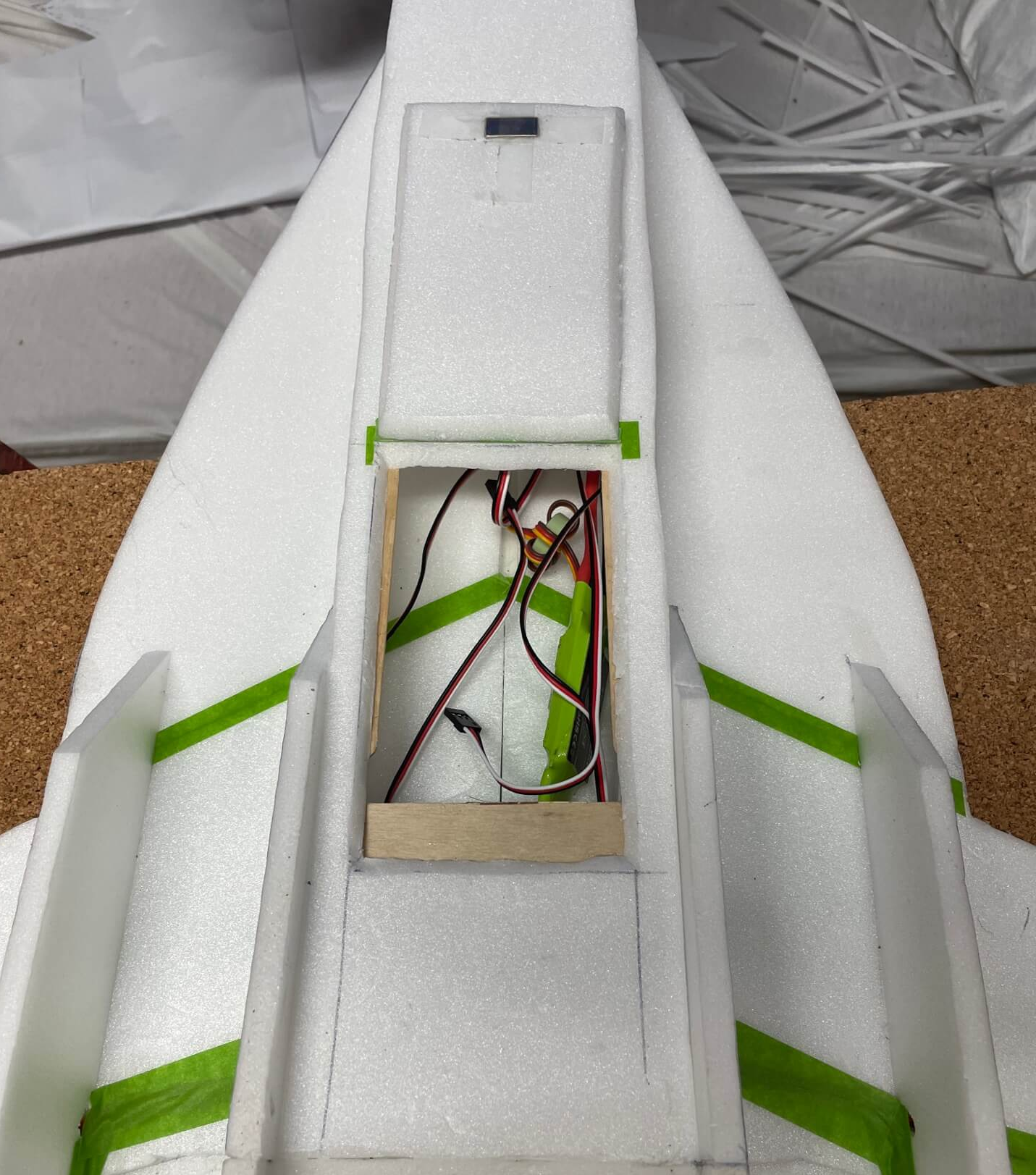 Die Wartungsklappe wird mit Holzleisten gestützt und mit einem kleinen Magneten in Position gehalten. Mehr dazu findest Du in meinen Bautipps. Die offen Wartunskappe mit der innenliegenden Elektronik.