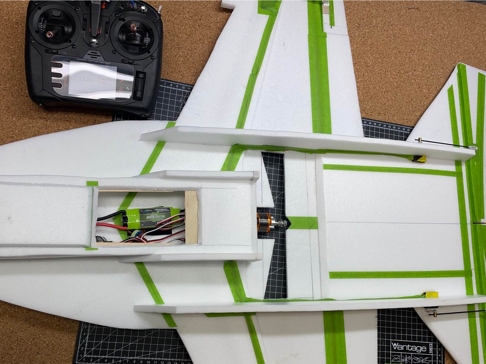 So sollte die Rumpfunterseite nach spätestens 3 Bastelabenden aussehen. Fertige Rumpfunterseite der F-18