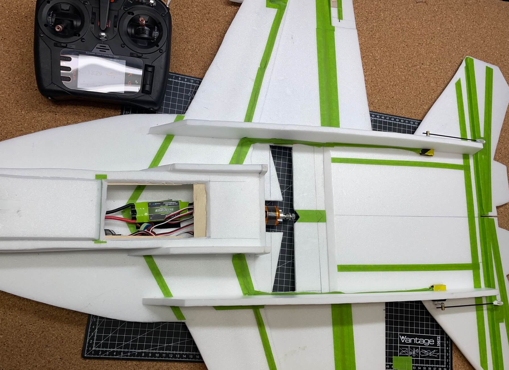 Die fertige Unterseite der F-18. Theoretisch ist das Modell bis auf die stabilisierenden Seitenleitwerke fast flugfertig, alles andere ist Dekoration.