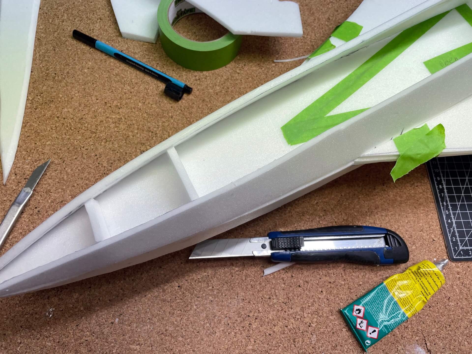 Vergiss nicht, in den Bugbereich Querverstrebungen einzuarbeiten. Vordere Rumpfsektion am Cockpit.