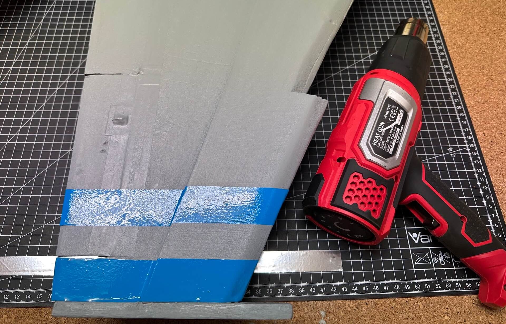 Die Folie wird vorsichtig aufgeklebt , anschließend erwärmt und festgedrückt. Dabei verbindet sie sich fest mit der Oberfläche. Aufbügel der Oracal Folie zwecks Dekoration