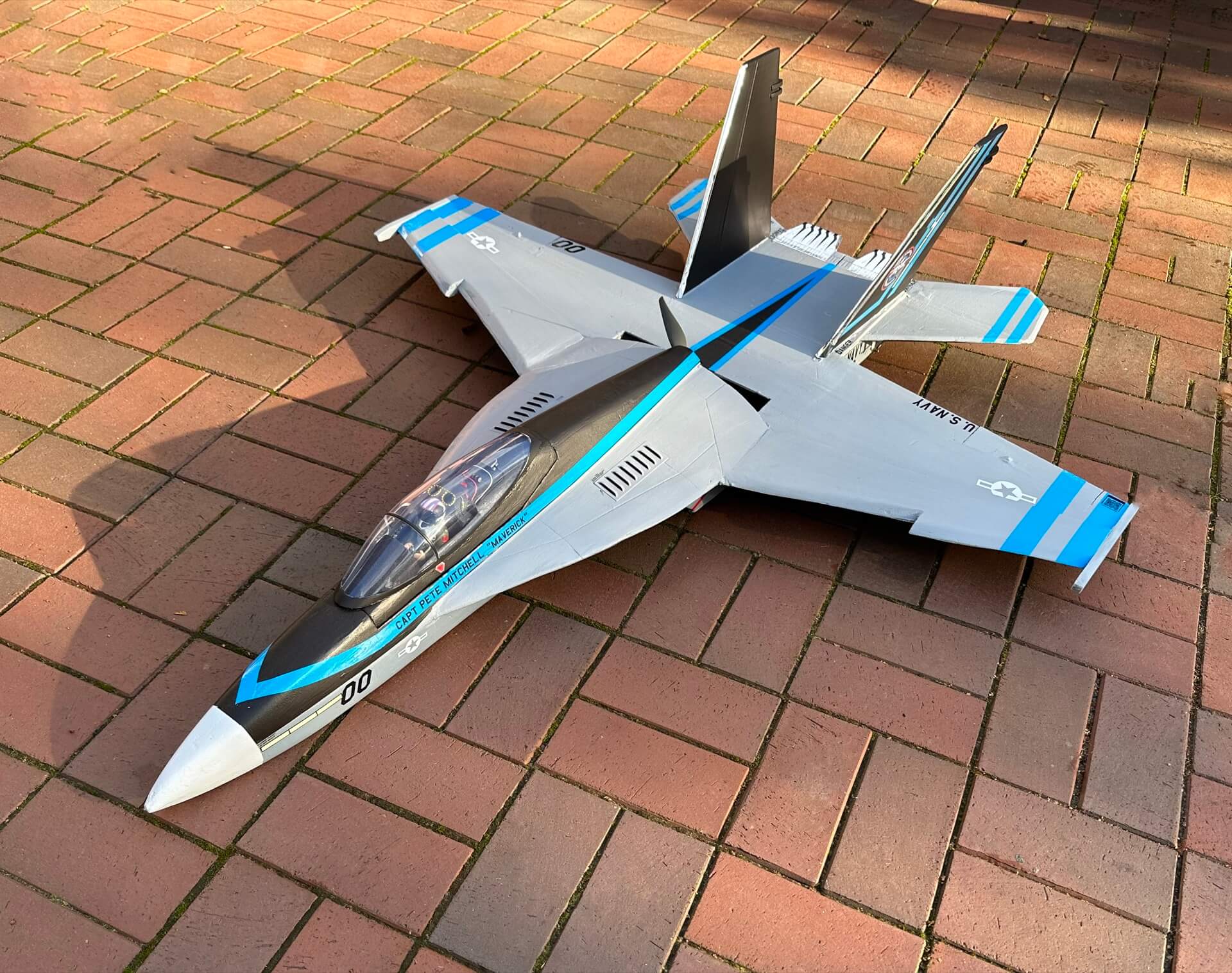 Die fertige F/A-18 in der Sonne auf meiner Terasse