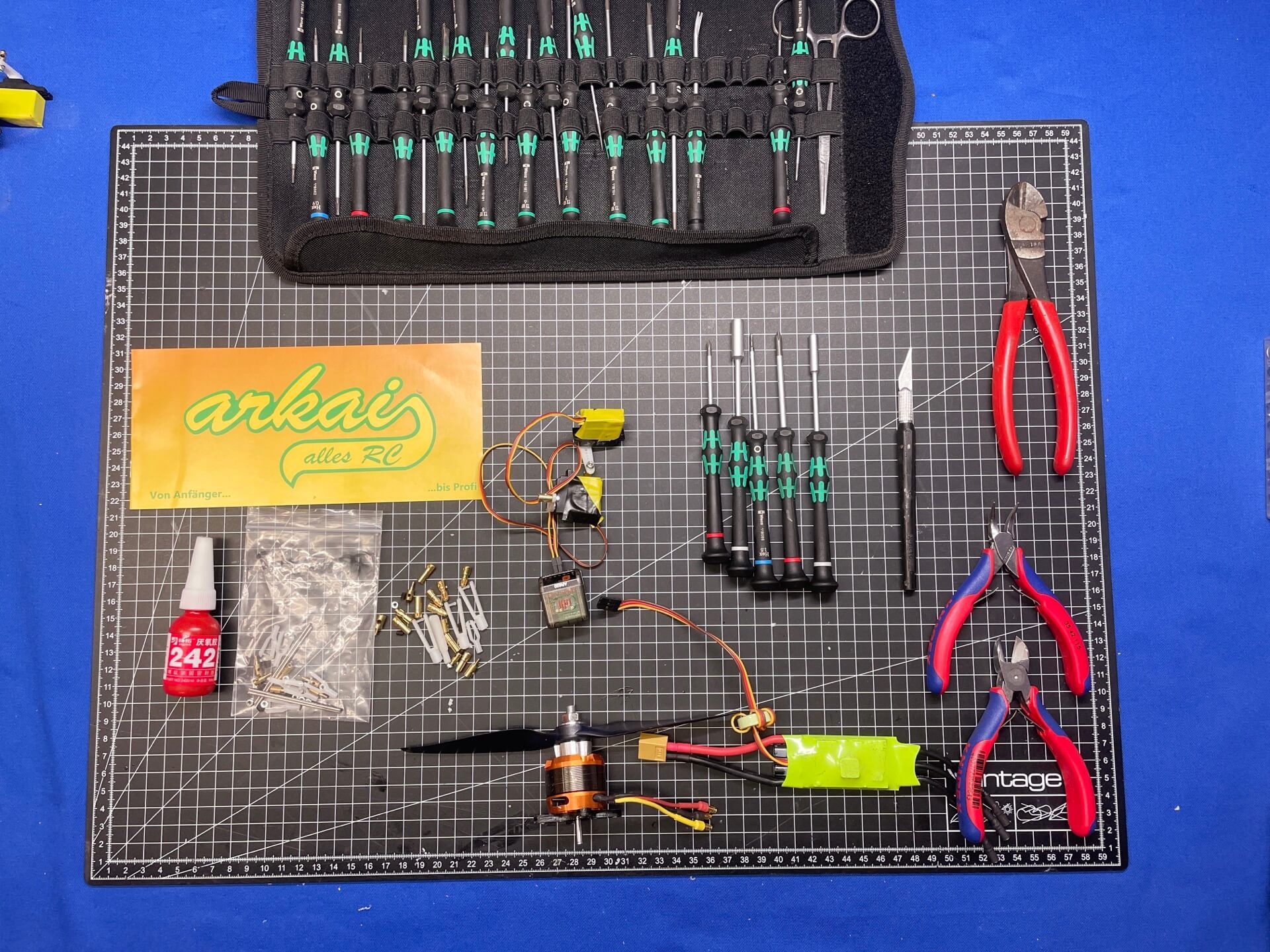 Alle Komponenten fertig vorbereitet. Das kostet etwas Zeit, rentiert sich aber später beim Bau und schont die Nerven. Fertig konfektionierte, d.h. vorbereitete elektronische Komponenten