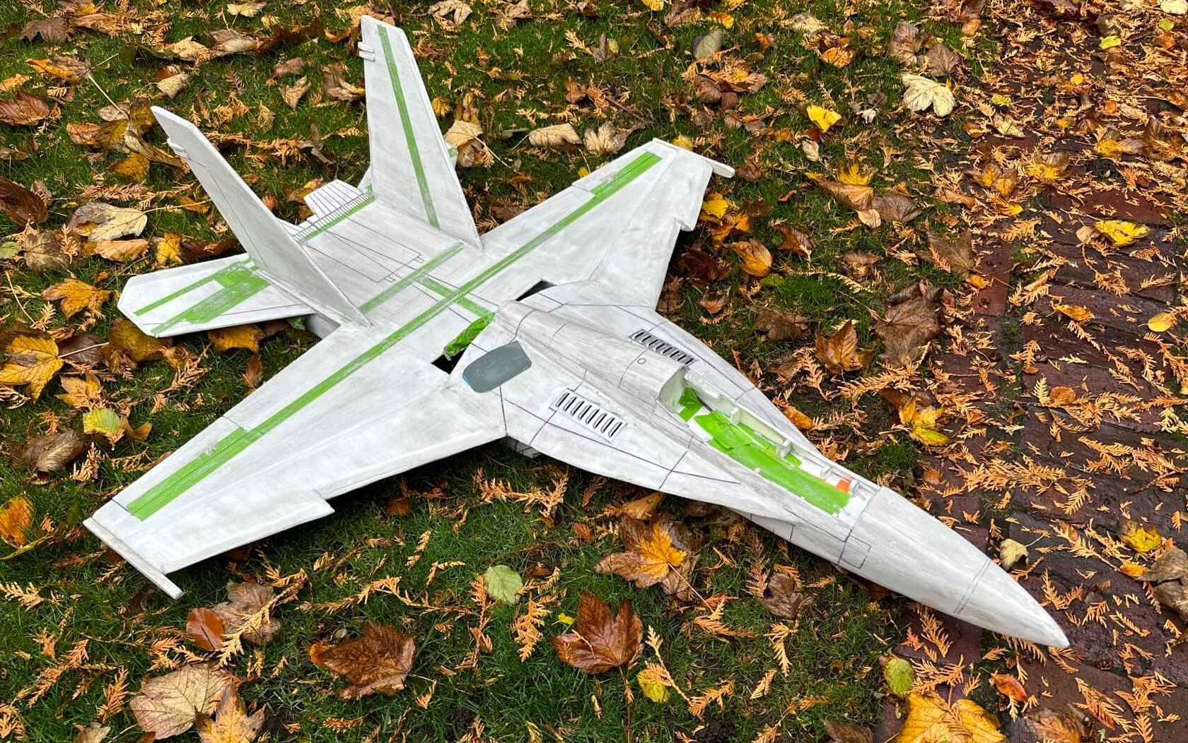 Der letzte Schliff der F-18 vor dem Lackieren erfolgte mit Wasser und 2000 Körnung Schleifpapier