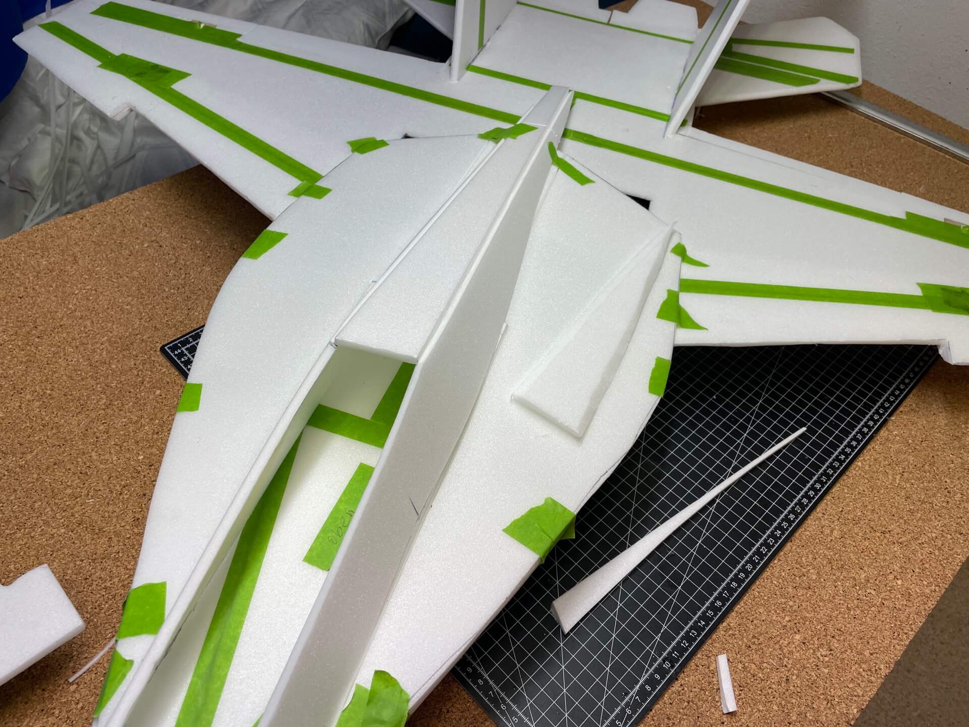 Die hinteren Überstände können passend zum Antriebsauschnitt gekürzt werden. Sicherlich hätte man den Antriebsausschnitt auch weiter nach hinten legen können, aber das hätte in meinem Fall den Schwerpunkt ungünstig beeinflusst. Der Aufbau des Rumpoberteils mit LEX und Cockpitsektion