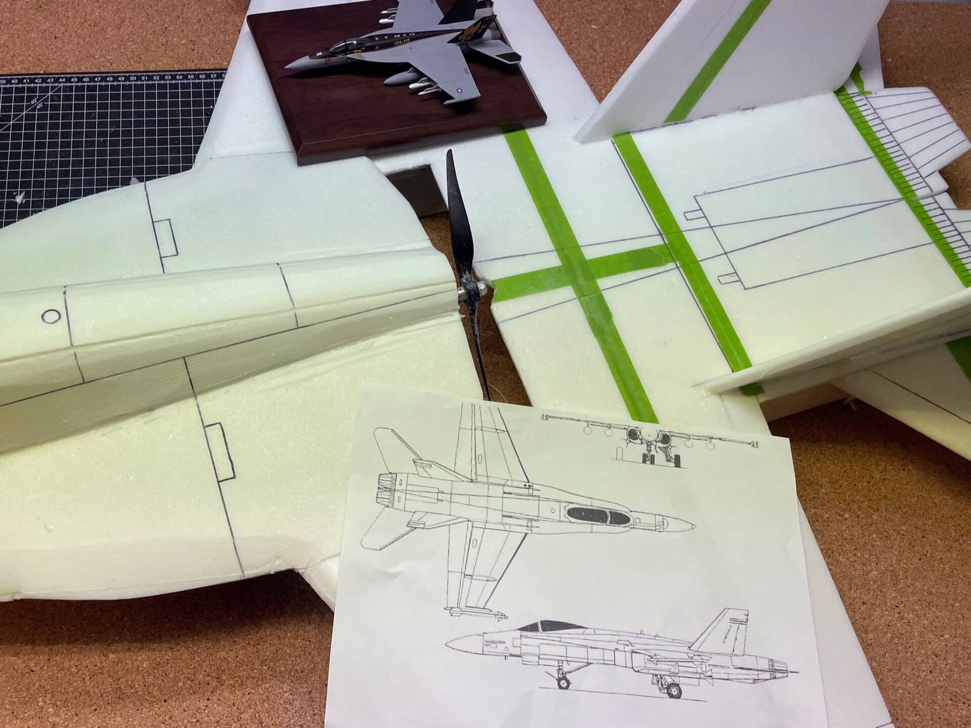 Auf der Oberseite wurden noch die Panellines eingezeichnet. diese Technik ist nebenstehend erklärt und macht später optisch einen großen Unterschied. Garantiert! Anzeichnen der Panellines für die F-18 mit Hilfe eines weichen Kugelschreibers.