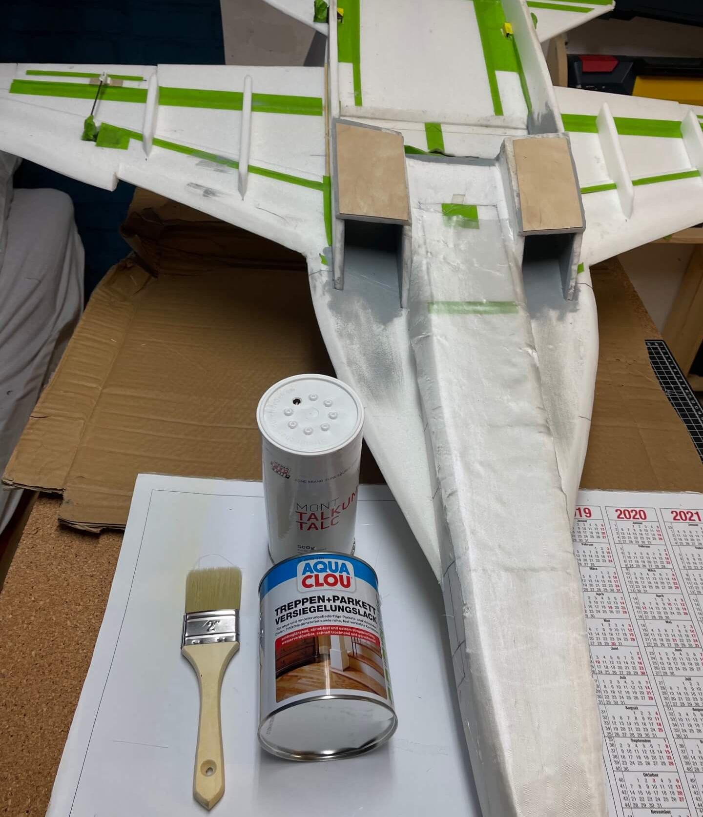 Im Bugbereich nutze ich dünnes Glasfasergewebe als Unterbodenschutz und für die Triebwerksschächte sogar 0,8 Birkensperrholz. Glasfasergewebe und Sperrholz zum Schutz des Rumpf un des Bodens, insbesondere bei Landungen