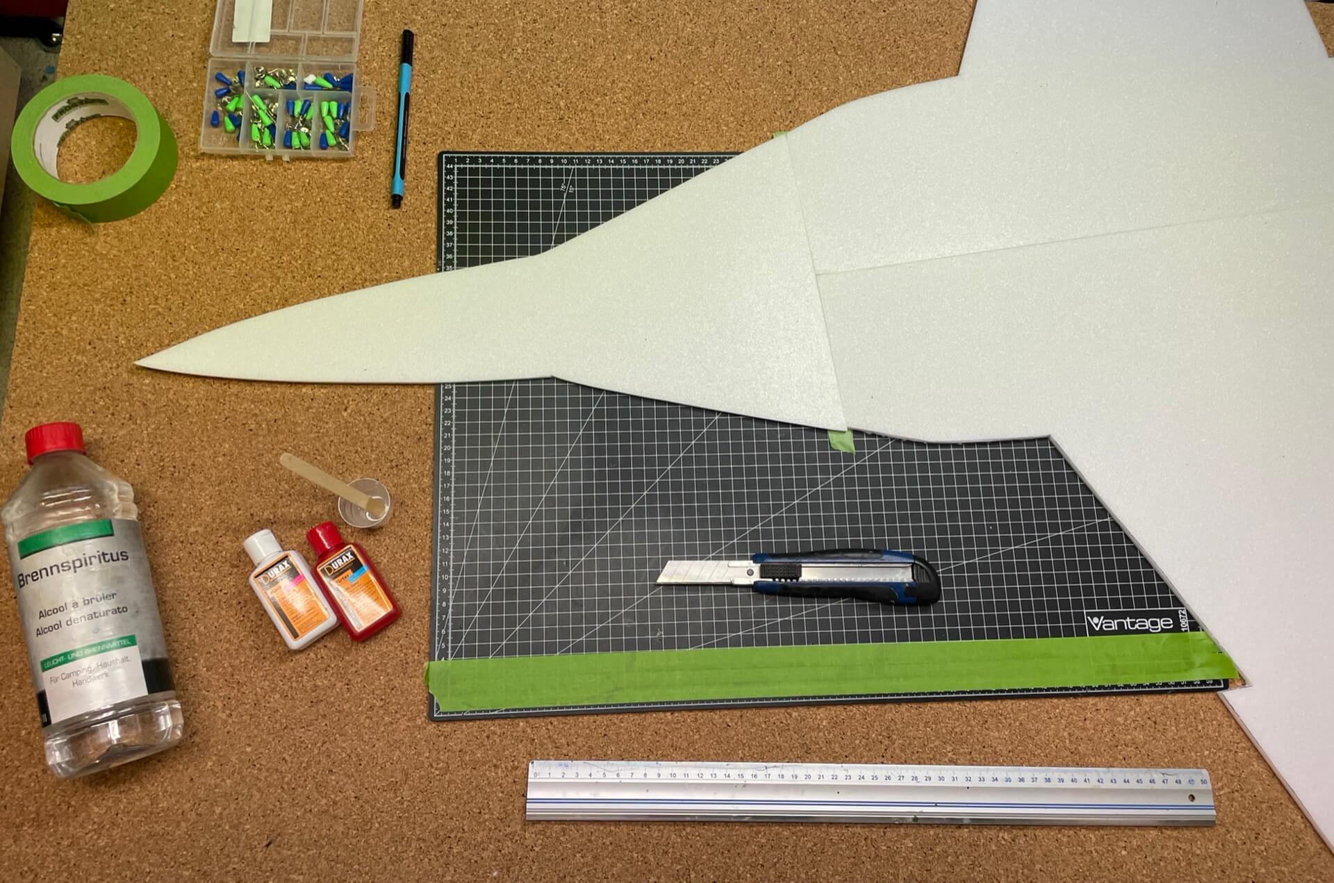 Meine Rumpfplatte musste aus 4 Teilstücken angefertigt werden. Die Wahl der Stoßkanten beinflusst die Stabilität maßgeblich. Die Rumpfplatte der F-18 besteht aus vier Teilstücken und 6mm Depron.