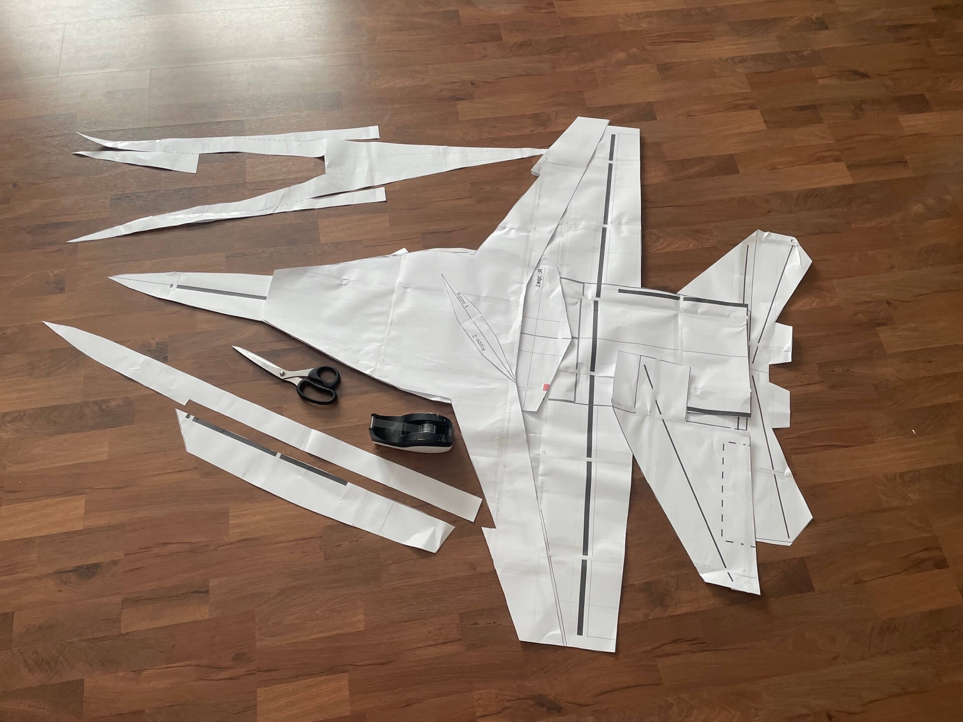 Der fertig ausgeschnittene Bauplan der F-18