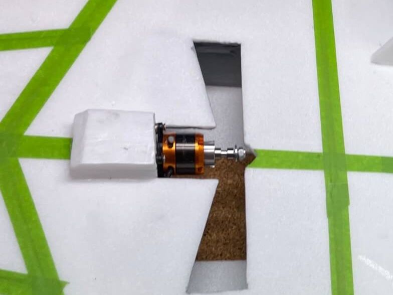 Der Depronklotz ist improvisiert und dient nur dazu, die 2 Holzdübel für die Befestigung der beiden oberen Schrauben aufzunehmen. Keine Sorge, er verschwindet später unter der Abdeckung des Rumpfrückens. Der obere Depronklotz zum Verschrauben des Motors