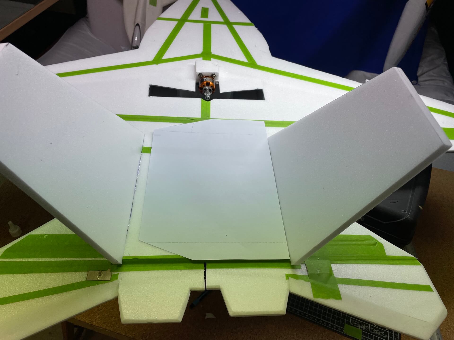 Bevor die Leitwerke verklebt werden, ist es hilfreich, mit einer Schablone den exakten Winkel einzustellen. Oder Du gehst mit Augenmaß heran. Egal wie, beide Seiten müssen am Ende aber unbedingt den gleichen Winkel aufweisen (1. Grundregel). Seitenleitwerke der F-18 vor dem Verkleben in deren Schraegstellung