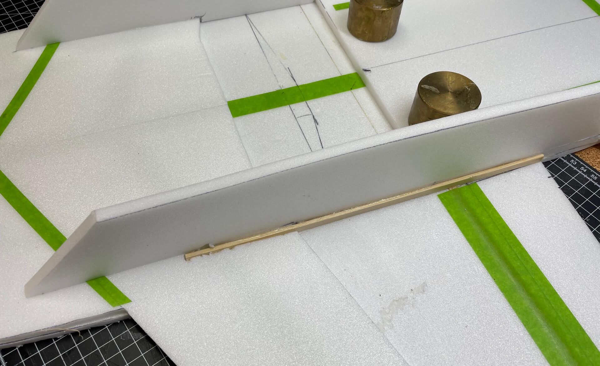 Die seitlichen Triebwerksschächte sollten zusätzlich verstärkt werden. Eleganter wäre es gewesen, die Holzleiste von Anfang an in die Struktur einzuplanen. Stabilisierung der seitlichen Triebwerksschächte mit Holzleisten