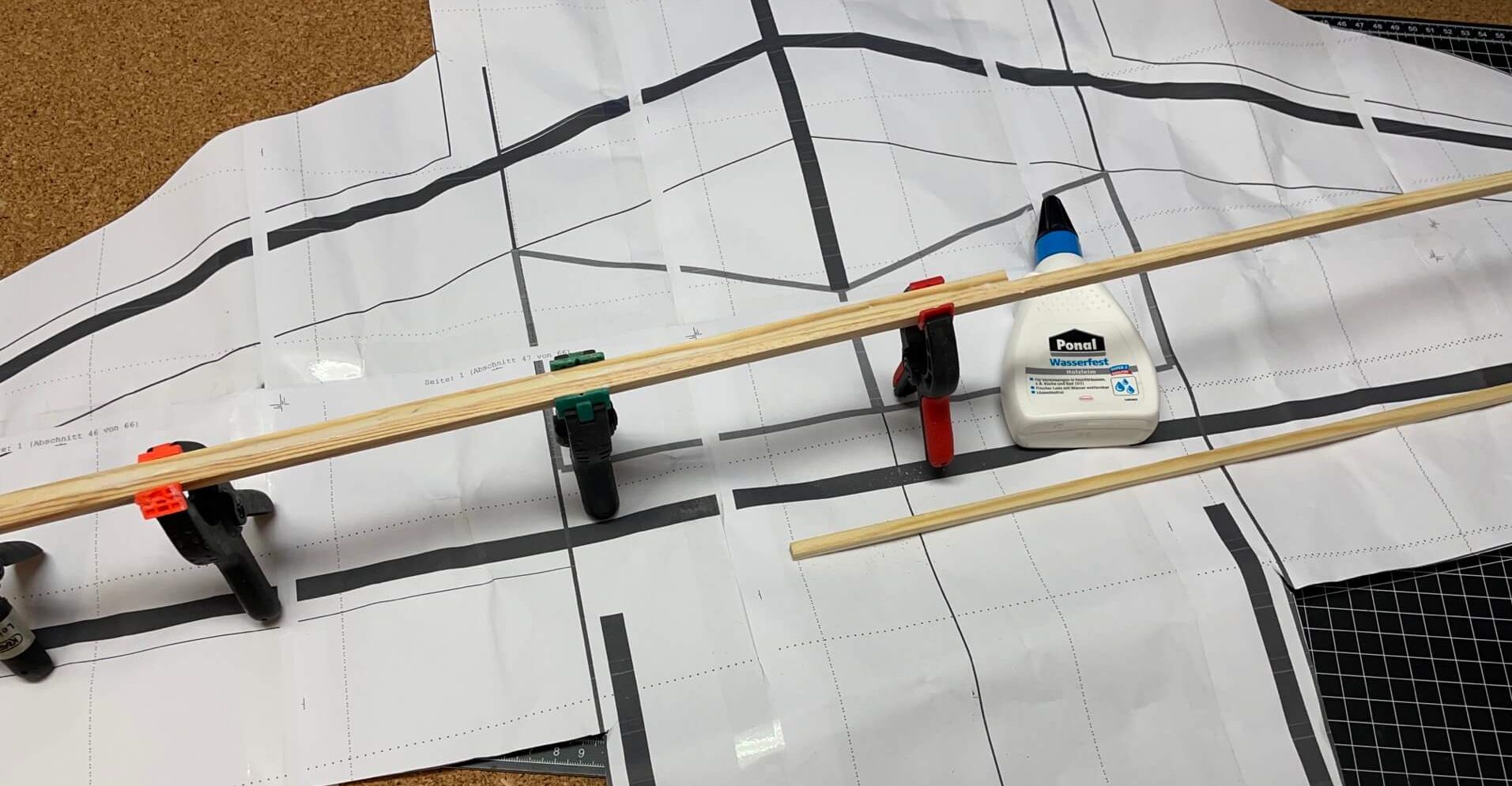 Experimente mit Kiefernholzleisten wurden dank der Carbonvierkantrohre der Firma Arkai wieder eingestellt. Stabilisierungsholme aus Kiefernholz.