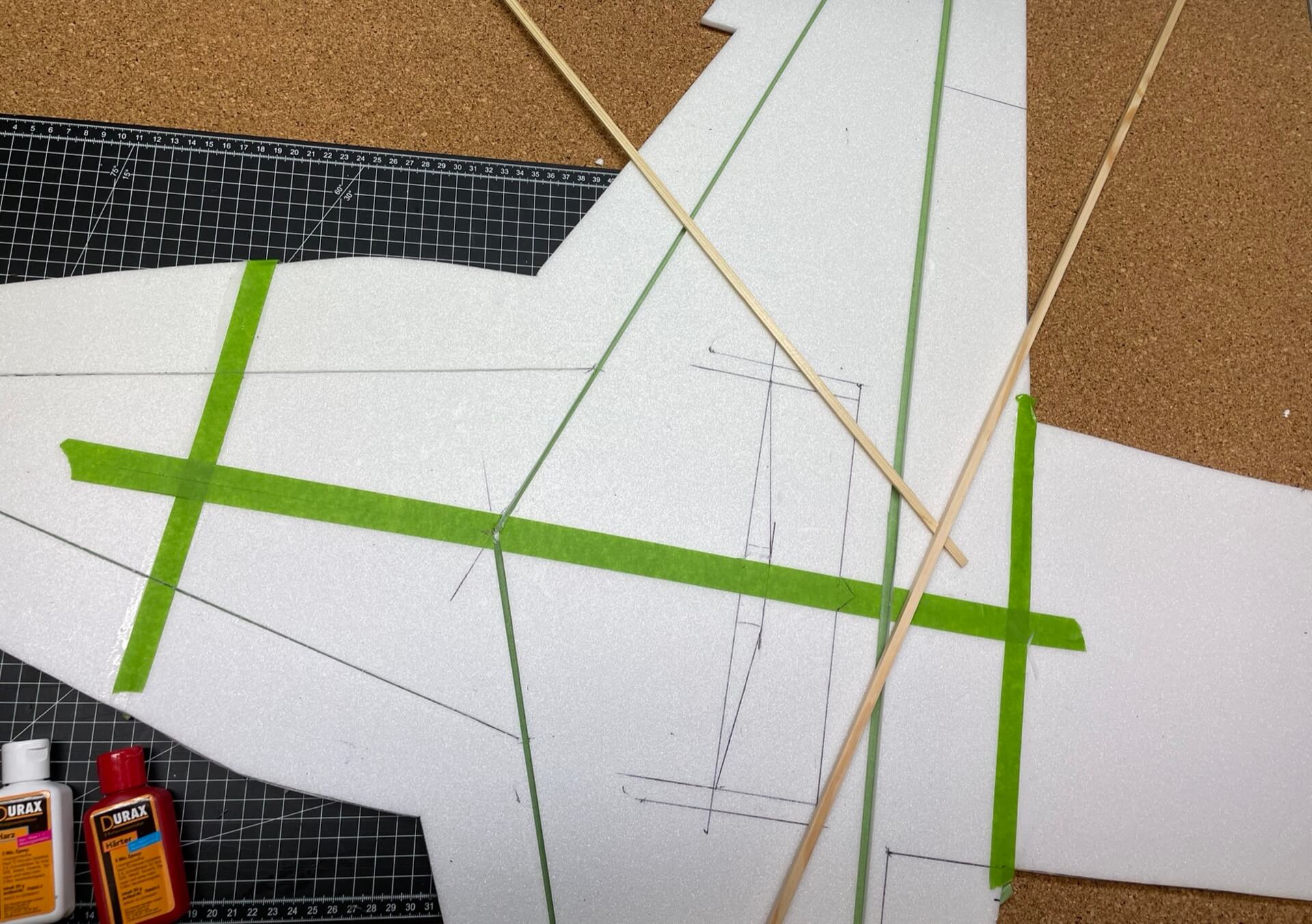 Da das Modell später an den Tragflächen gehalten und zum Handstart geworfen wird, ist die Stabilisierung entlang der Spannweite das wichtigste Element. Daher waren die Carbonvierkantrohre auch die besser Wahl. Stabilisierung der Rumpfplatte am Beispiel der F-18E.