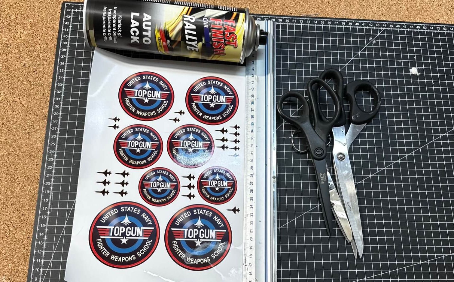 Die TopGun Deko habe ich aus dem Internt und mit dem Grafikprogramm etwas angepasst. Das es so viel geworden sind war dem Umstand geschuldet, dass ich die Größe nicht abschätzen konnte. Das TopGun Wappen...