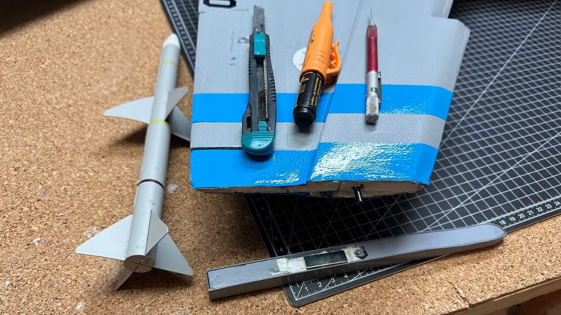 Ein Beispiel für die verbesserten Raketenpylone an den Tragflächenspitzen. Ob ich die Raketen verwende, weiß ich noch nicht. Raktenpylone und Optimierungen