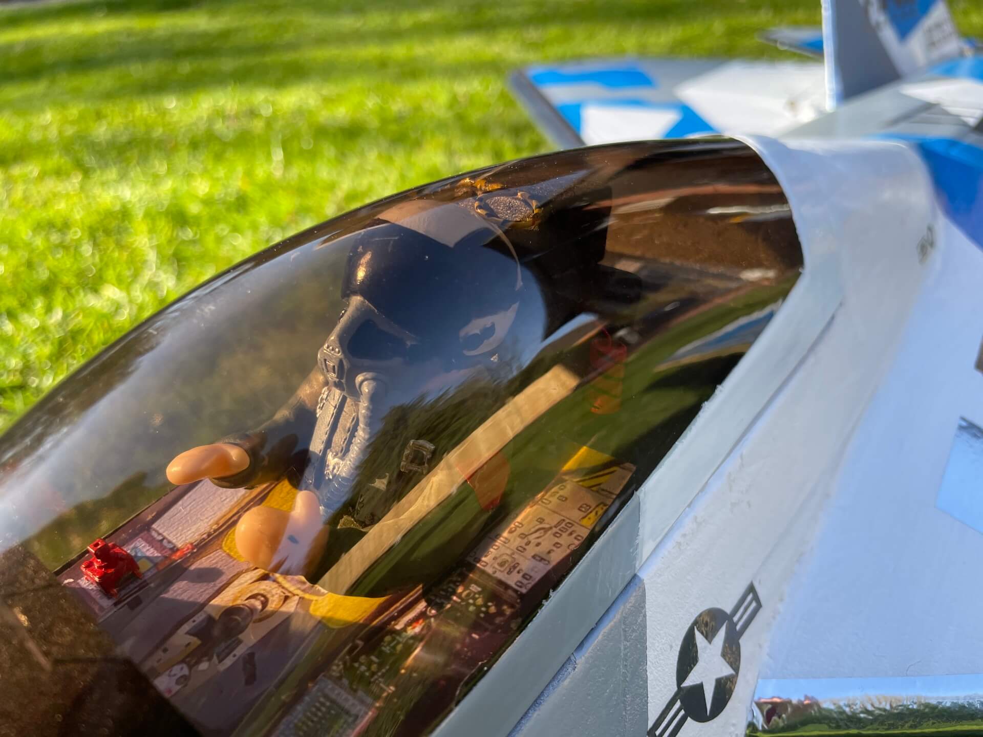 F-22 Cockpit in Scale aus Depron mit Kabinenhaube.
