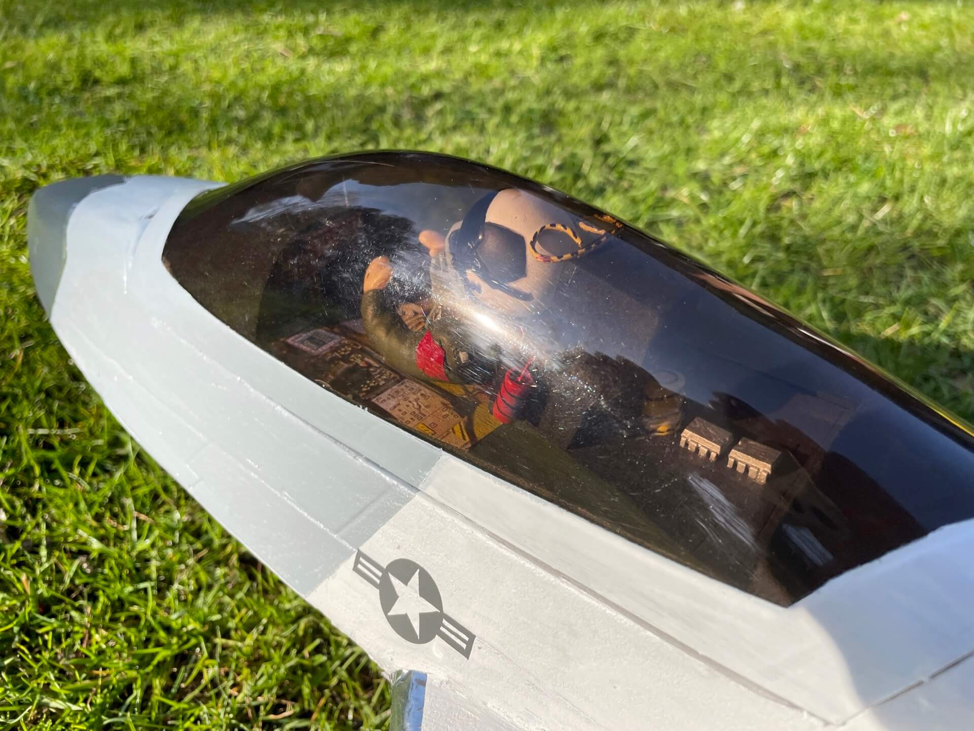 Nahaufnahme des stilisierten Cockpits der F-22 von Depronjets.