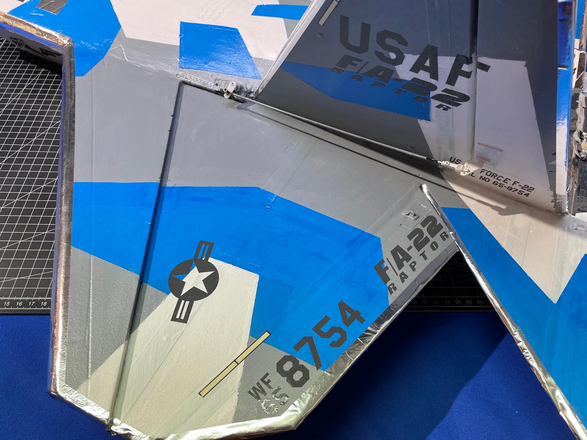 Die oben vorgestellten Decals an der fertigen F-22. Decals an einer F-22