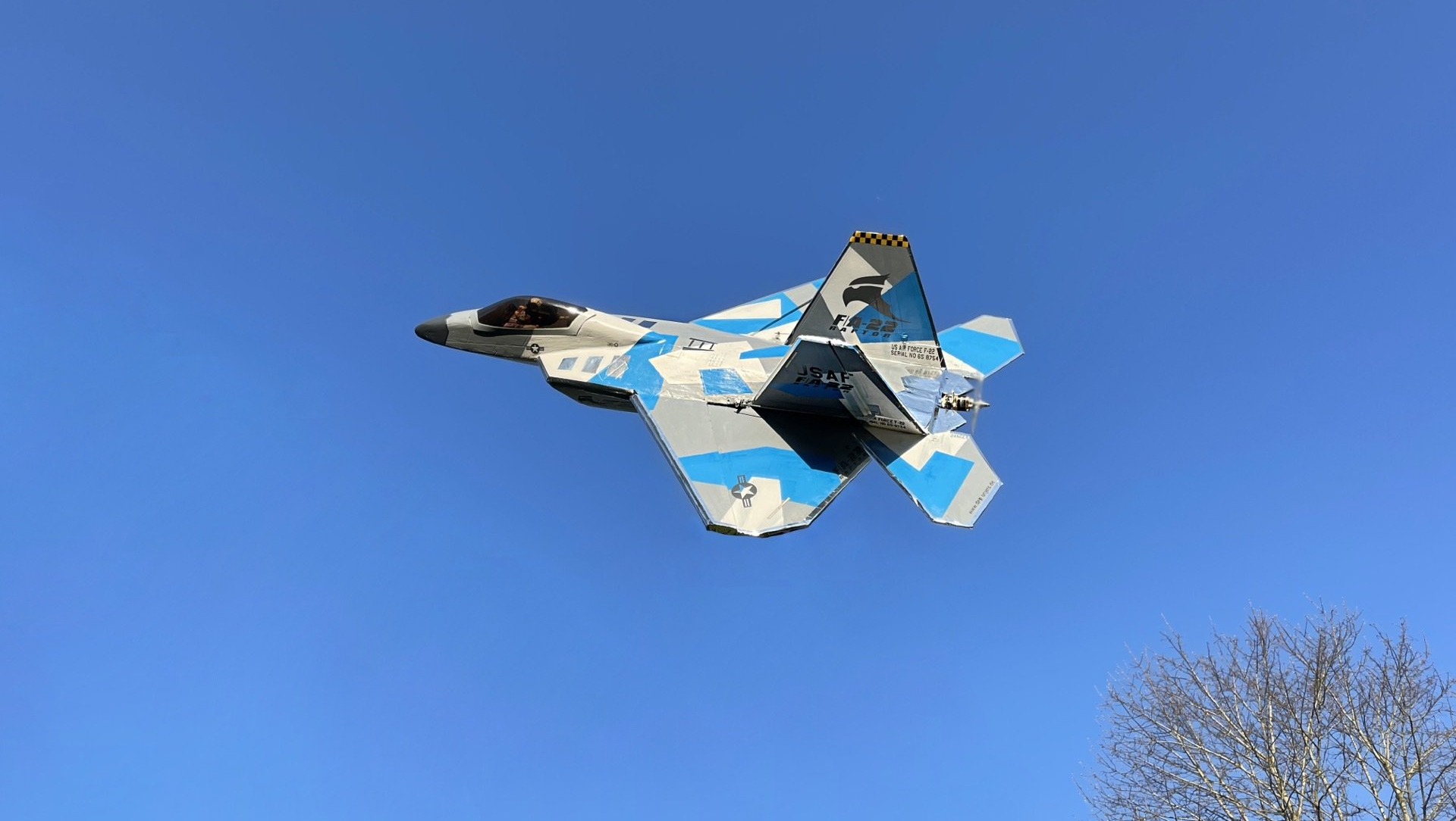F22 Raptor beim Überflug und strahlend blauem Himmel