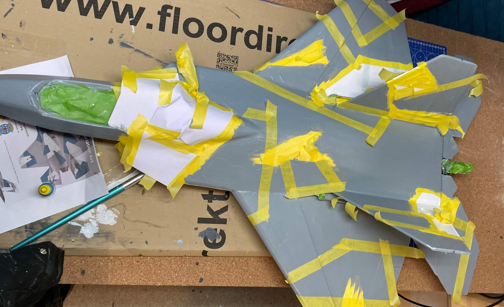 Lackierung der F-22 im 2. Arbeitsgang. Lackierung der F-22 in grau.