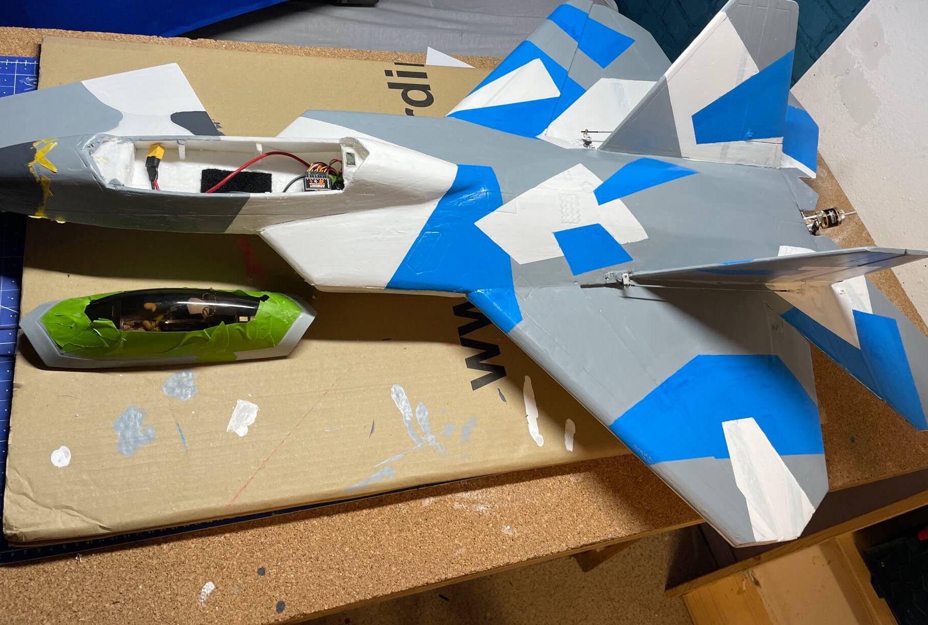 F-22 Raptor fast fertig in blau-grau-weiß lackiert