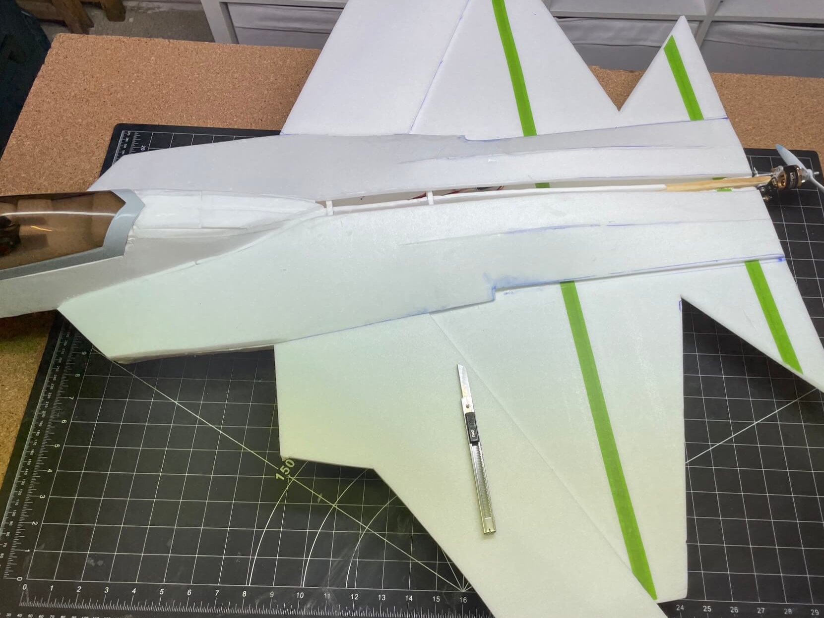 F-22 bei der groben Schnitzarbeit an der oberen Verkleidung.