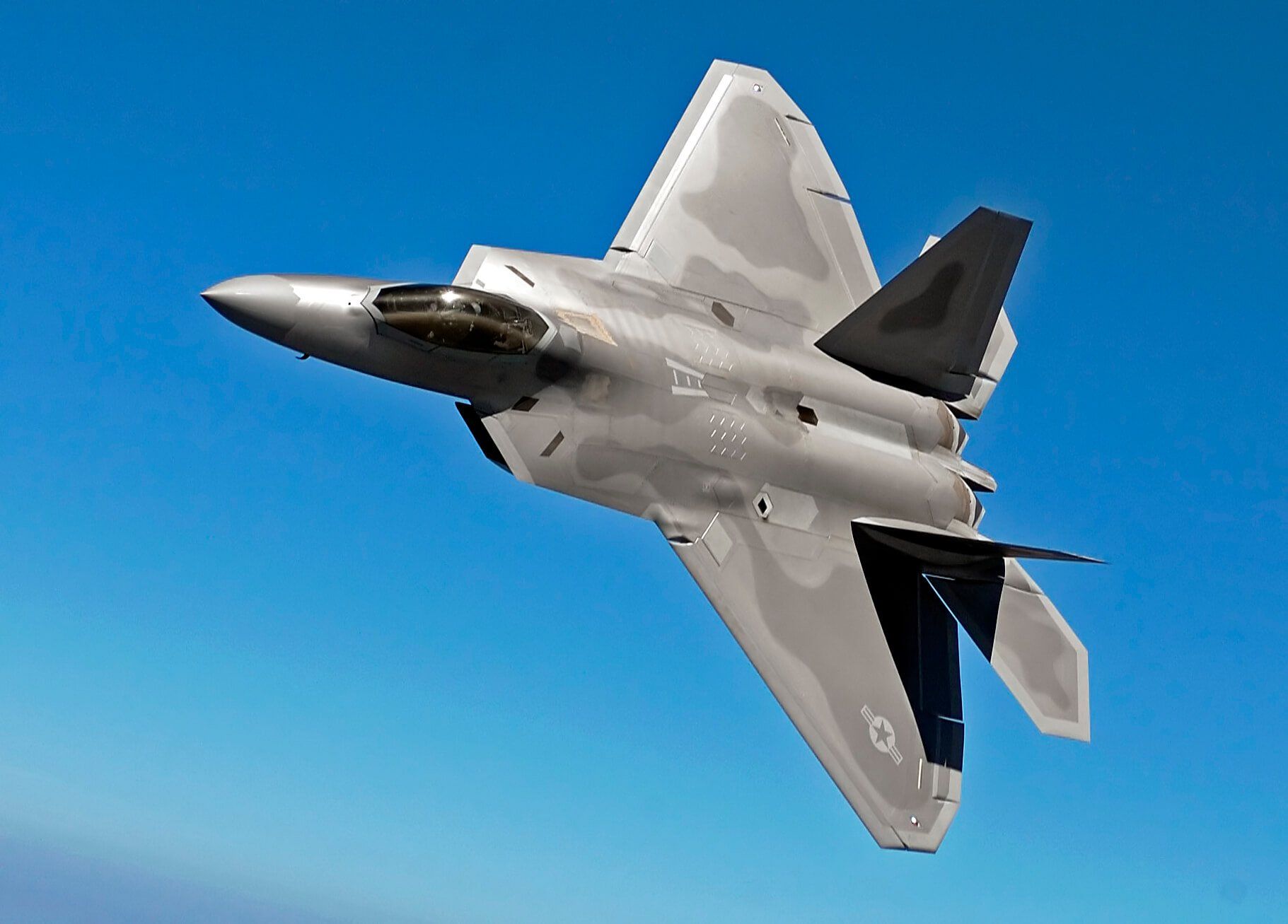 Quelle: wikipedia org, public domain F-22 Vorbeiflug