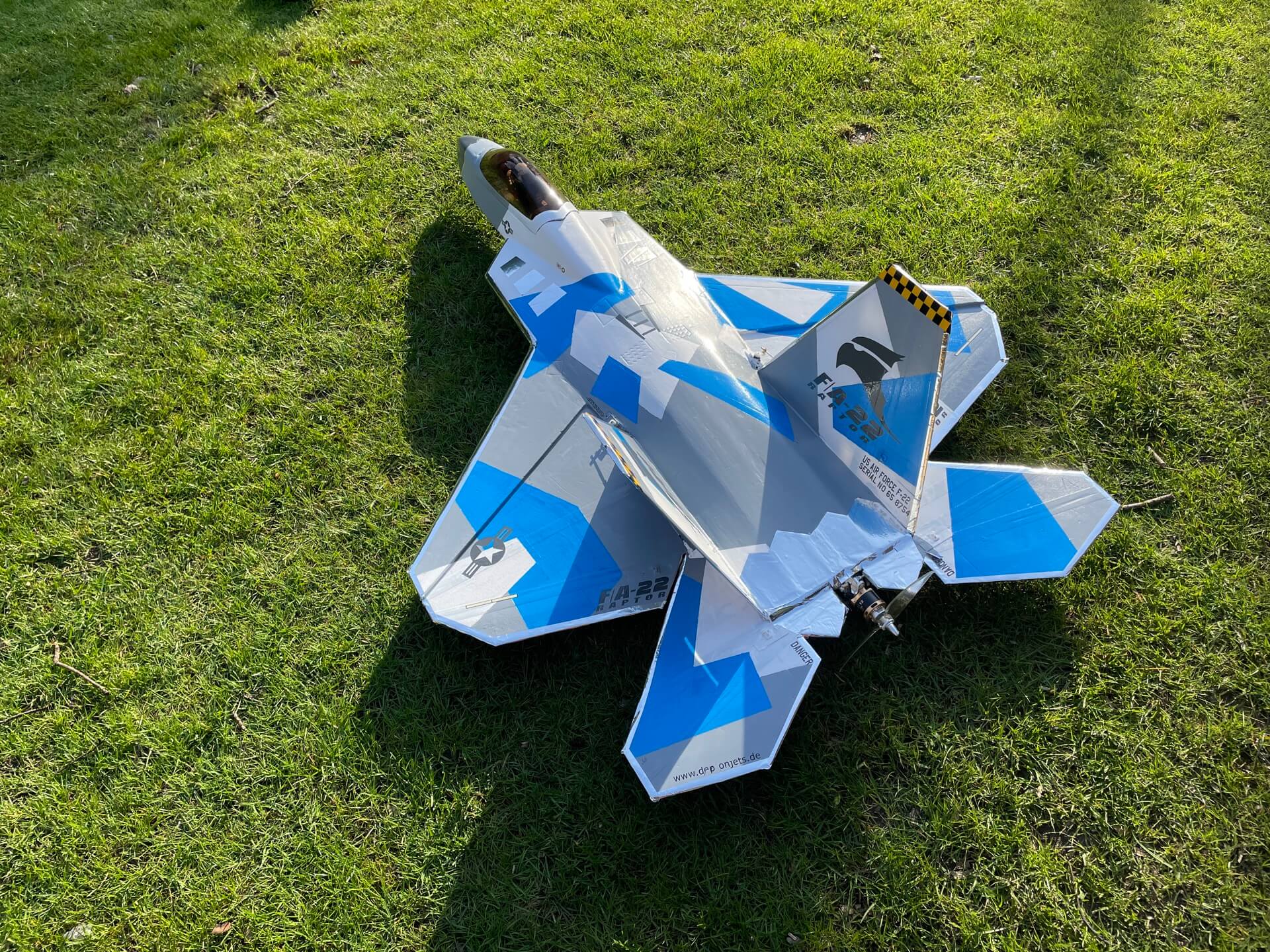 F-22 Skyraptor. F-22 auf dem Rasen