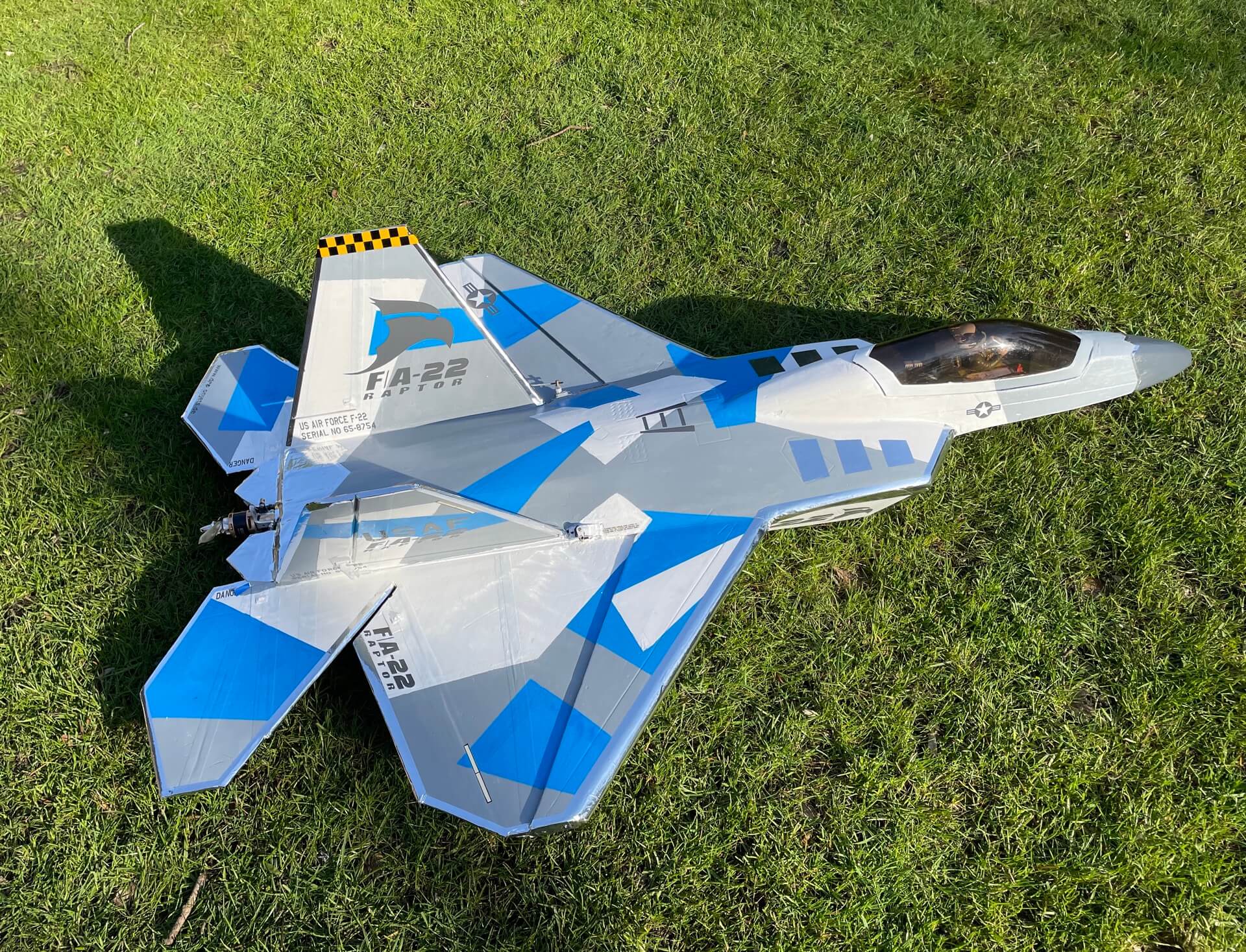 Blau-weiß lackierte F-22 Raptor auf dem Rasen vor meinem Haus
