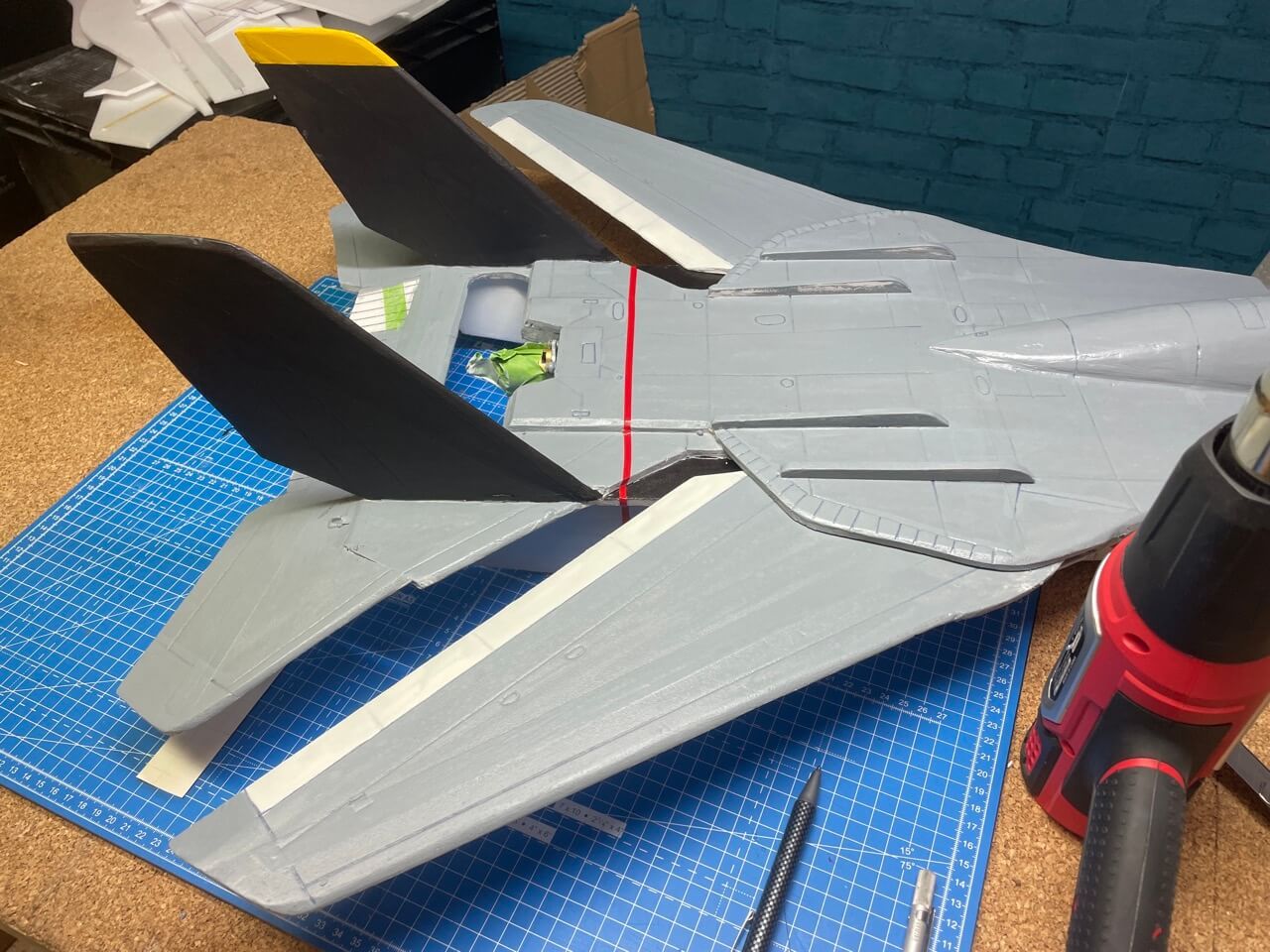 F14 RC Modell wird dekoriert