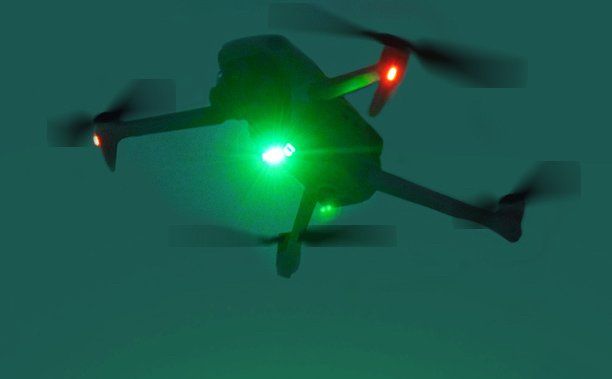 Es gibt nach meinem Kenntnisstand keine Norm oder Mindestanforderungen an das grüne Blinklicht. Orientiere Dich an meiner Produktempfehlung. Die Dinger sind klein und ultrahell.