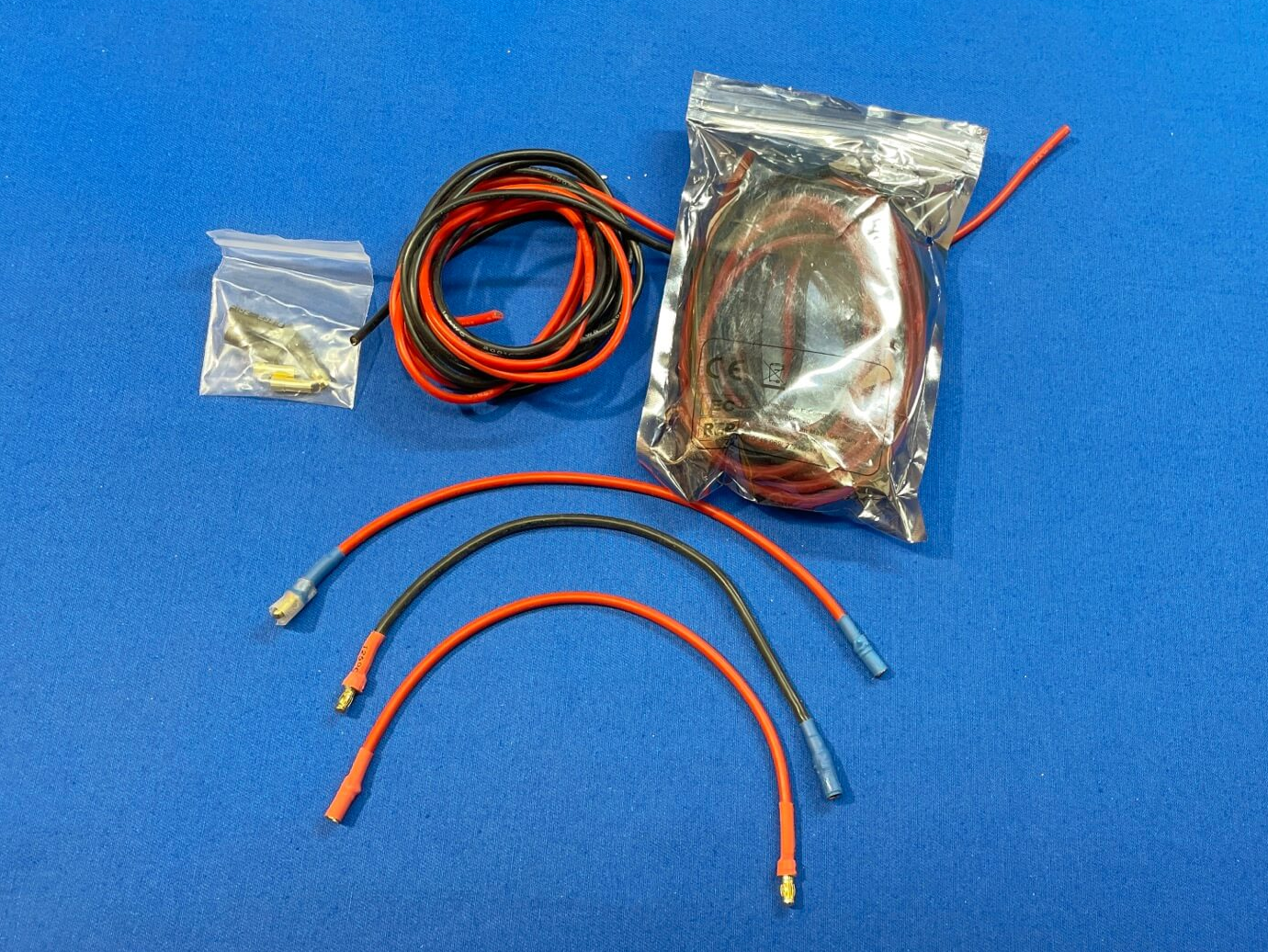 Aus Silikonschlauch, z.B. AWG 14 lassen sich Verlängerungskabel und Adapter selber herstellen.