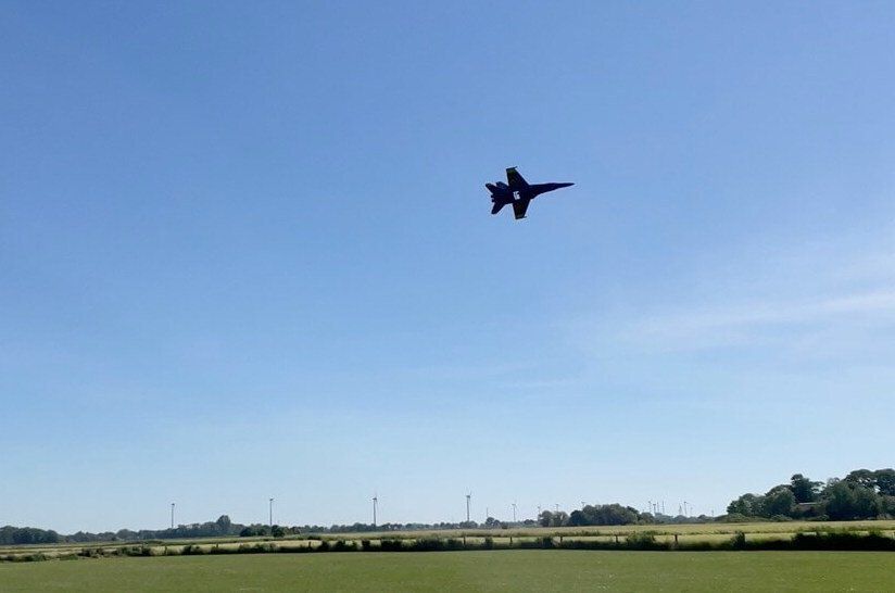 Das Flugbild ist realitätsgetreu und die Silhuette, bzw. das Profil verschwimmt gegen den Himmel und täuschst ein echtes 3D Modell vor. Der Propellerausschnitt ist ein hinnehmbares optisches Manko.