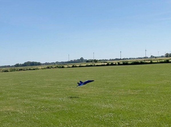 Zum Touchdown, unmittelbar vor dem Aufsetzten, vergrößere ich den Anstellwinkel durch sanftes Ziehen der Höhenruder. Damit verlangsamt das Modell seine Geschwindigkeit und landet auf den Triebwerksschächten. F-18 im Landeanflug vor Touchdown mit Anstellwinkel