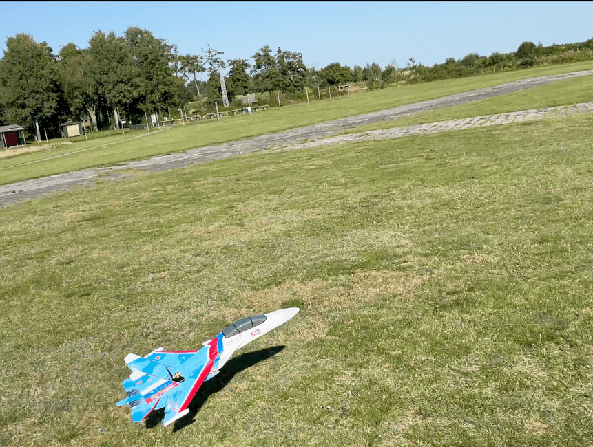 Der Anstellwinkel beträgt nun etwa 30 Grad. Der Motor wird abgestellt und bleibt dank programmierter Bremsfunktion im Regler sofort stehen. Touchdown. Landung Aufsetzen.