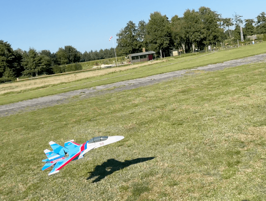 Die Maschine sinkt. Für High Alpha benötigt sie etwas mehr Schub, aber so geht es langsam dem Boden entgegen. Der Anstellwinkel wird weiter erhöht. Landung- Flare