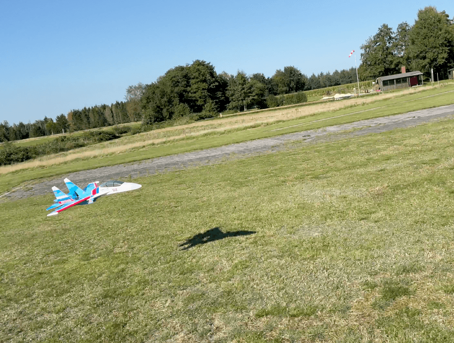 Die Geschwindigkeit wird verlangsamt und der Anstellwinkel vergrößerte, also wie bei High Alpha Manövern. Landung mit vergrößertem Anstellwinkel.